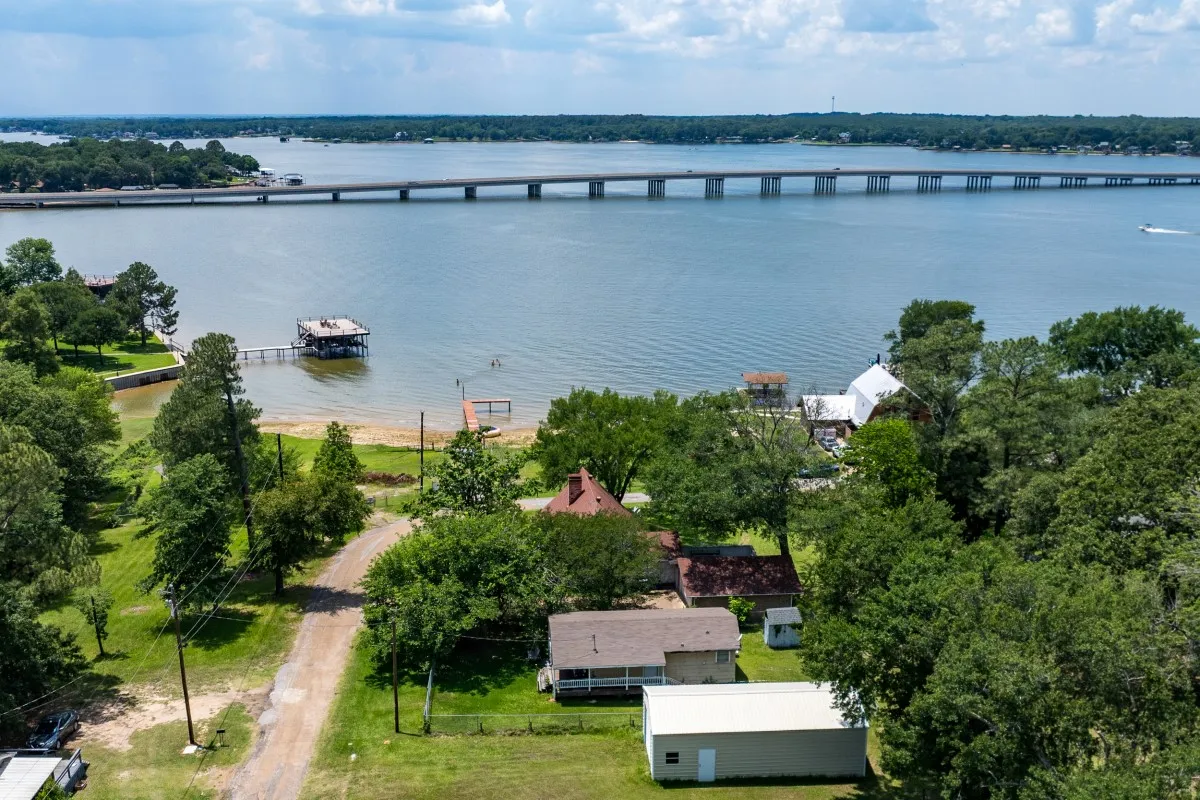 Single Family Residence For Sale in Henderson County , 100 W Oak Acres Drive, Malakoff, Texas 75148, 3 Bedroom, 3 Bathroom, 2 Garage spaces, 1,746 Sqft, built in 1975, mls#21280128, Real Estate Agent in Malakoff, Homes For Sale in Henderson county, Homes For Sale in Malakoff, Realtor in Malakoff Texas, Real Estate Brokerage Independent Realty Texas, Luminita Cordes Realtor