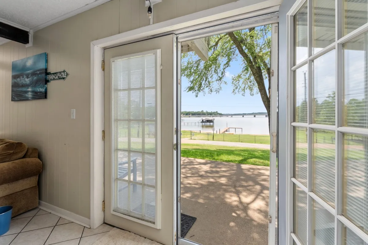 Single Family Residence For Sale in Henderson County , 100 W Oak Acres Drive, Malakoff, Texas 75148, 3 Bedroom, 3 Bathroom, 2 Garage spaces, 1,746 Sqft, built in 1975, mls#21280128, Real Estate Agent in Malakoff, Homes For Sale in Henderson county, Homes For Sale in Malakoff, Realtor in Malakoff Texas, Real Estate Brokerage Independent Realty Texas, Luminita Cordes Realtor