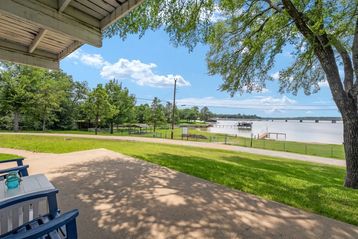 Single Family Residence For Sale in Henderson County , 100 W Oak Acres Drive, Malakoff, Texas 75148, 3 Bedroom, 3 Bathroom, 2 Garage spaces, 1,746 Sqft, built in 1975, mls#21280128, Real Estate Agent in Malakoff, Homes For Sale in Henderson county, Homes For Sale in Malakoff, Realtor in Malakoff Texas, Real Estate Brokerage Independent Realty Texas, Luminita Cordes Realtor