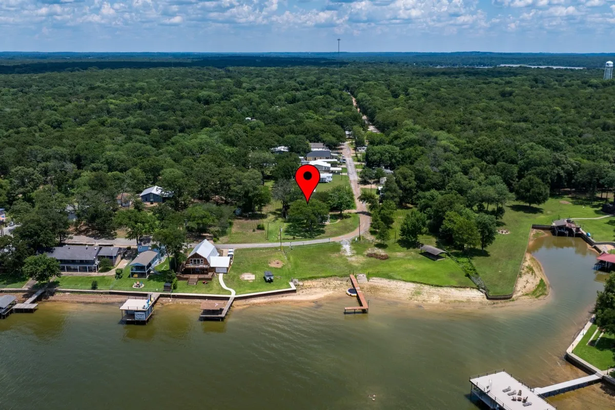 Single Family Residence For Sale in Henderson County , 100 W Oak Acres Drive, Malakoff, Texas 75148, 3 Bedroom, 3 Bathroom, 2 Garage spaces, 1,746 Sqft, built in 1975, mls#21280128, Real Estate Agent in Malakoff, Homes For Sale in Henderson county, Homes For Sale in Malakoff, Realtor in Malakoff Texas, Real Estate Brokerage Independent Realty Texas, Luminita Cordes Realtor