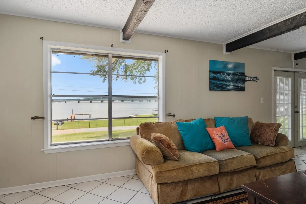 Single Family Residence For Sale in Henderson County , 100 W Oak Acres Drive, Malakoff, Texas 75148, 3 Bedroom, 3 Bathroom, 2 Garage spaces, 1,746 Sqft, built in 1975, mls#21280128, Real Estate Agent in Malakoff, Homes For Sale in Henderson county, Homes For Sale in Malakoff, Realtor in Malakoff Texas, Real Estate Brokerage Independent Realty Texas, Luminita Cordes Realtor