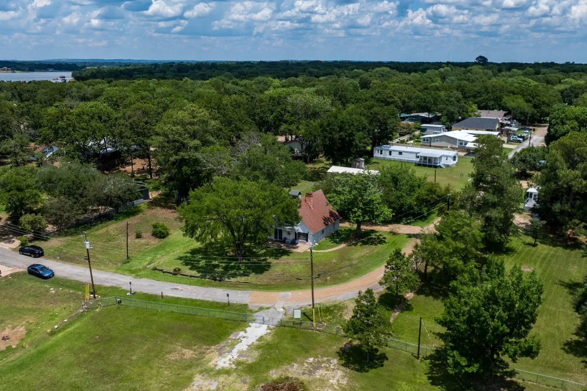 Single Family Residence For Sale in Henderson County , 100 W Oak Acres Drive, Malakoff, Texas 75148, 3 Bedroom, 3 Bathroom, 2 Garage spaces, 1,746 Sqft, built in 1975, mls#21280128, Real Estate Agent in Malakoff, Homes For Sale in Henderson county, Homes For Sale in Malakoff, Realtor in Malakoff Texas, Real Estate Brokerage Independent Realty Texas, Luminita Cordes Realtor