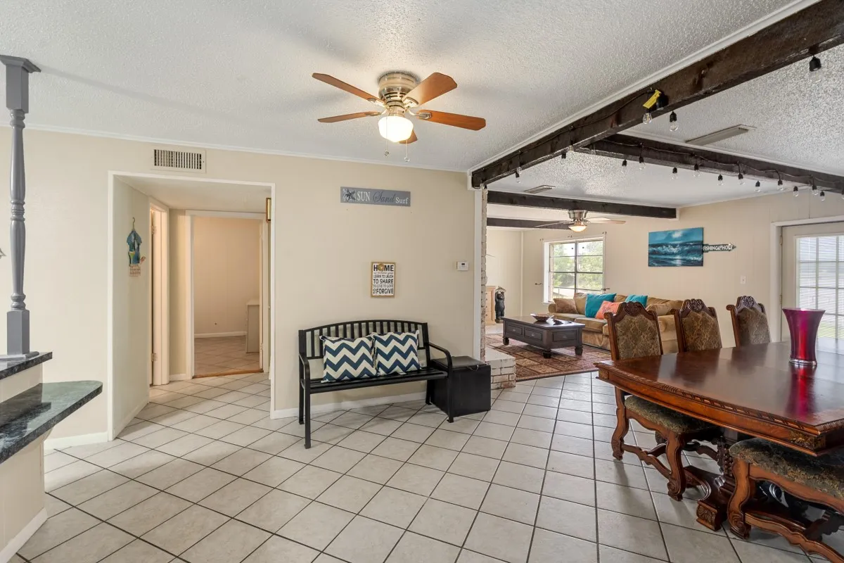 Single Family Residence For Sale in Henderson County , 100 W Oak Acres Drive, Malakoff, Texas 75148, 3 Bedroom, 3 Bathroom, 2 Garage spaces, 1,746 Sqft, built in 1975, mls#21280128, Real Estate Agent in Malakoff, Homes For Sale in Henderson county, Homes For Sale in Malakoff, Realtor in Malakoff Texas, Real Estate Brokerage Independent Realty Texas, Luminita Cordes Realtor