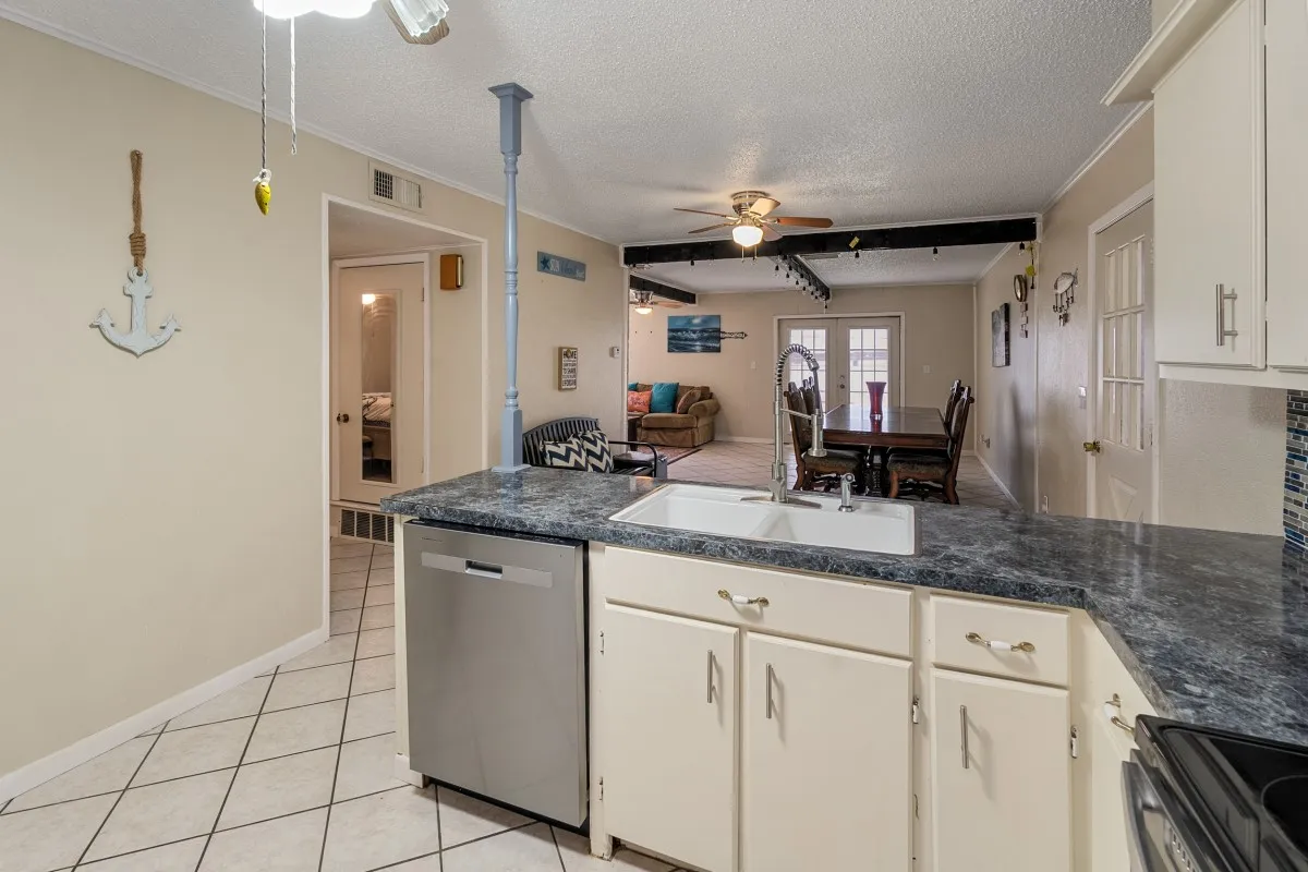 Single Family Residence For Sale in Henderson County , 100 W Oak Acres Drive, Malakoff, Texas 75148, 3 Bedroom, 3 Bathroom, 2 Garage spaces, 1,746 Sqft, built in 1975, mls#21280128, Real Estate Agent in Malakoff, Homes For Sale in Henderson county, Homes For Sale in Malakoff, Realtor in Malakoff Texas, Real Estate Brokerage Independent Realty Texas, Luminita Cordes Realtor