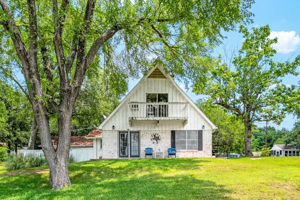 Single Family Residence For Sale in Henderson County , 100 W Oak Acres Drive, Malakoff, Texas 75148, 3 Bedroom, 3 Bathroom, 2 Garage spaces, 1,746 Sqft, built in 1975, mls#21280128, Real Estate Agent in Malakoff, Homes For Sale in Henderson county, Homes For Sale in Malakoff, Realtor in Malakoff Texas, Real Estate Brokerage Independent Realty Texas, Luminita Cordes Realtor