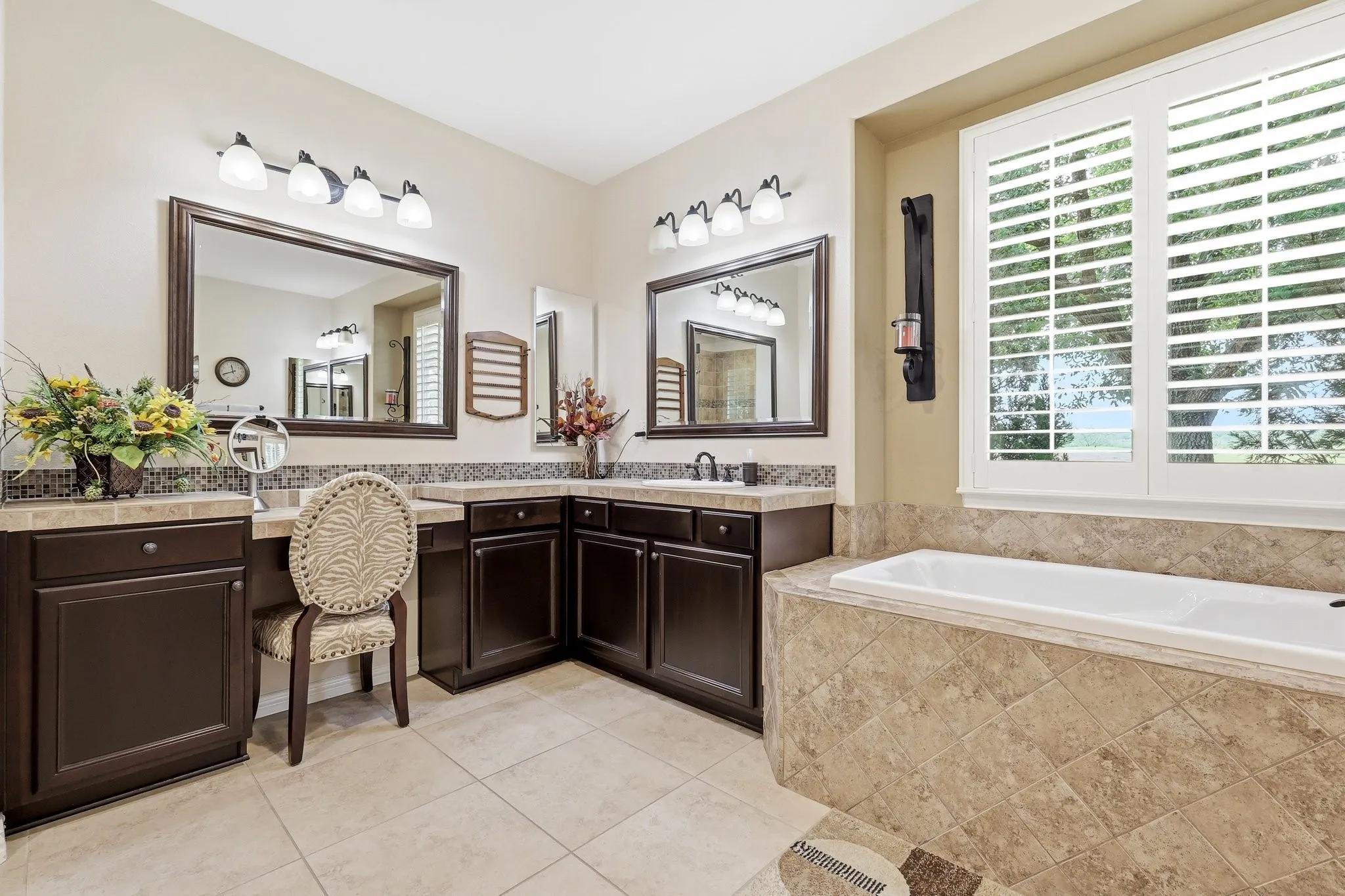 Single Family Residence For Sale in Denton County , 11508 Southerland Drive, Denton, Texas 76207, 2 Bedroom, 3 Bathroom, 3 Garage spaces, 2,447 Sqft, built in 2011, mls#21274836, Real Estate Agent in Denton, Homes For Sale in Denton county, Homes For Sale in Denton, Realtor in Denton Texas, Real Estate Brokerage Independent Realty Texas, Luminita Cordes Realtor
