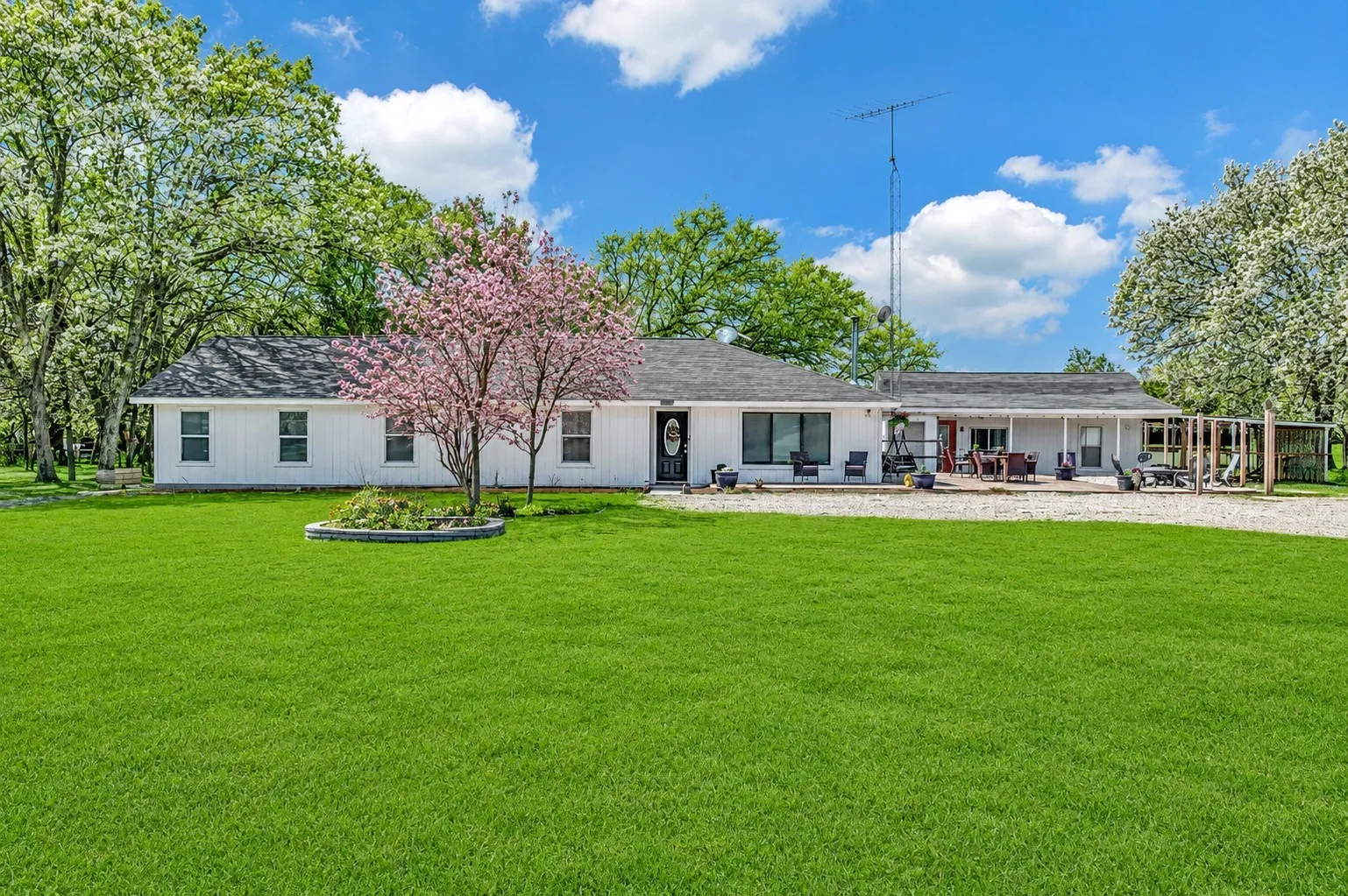 Single Family Residence For Sale in Mc Lennan County , 1835 Fort Graham Road, Waco, Texas 76705, 4 Bedroom, 3 Bathroom, Garage spaces, 3,195 Sqft, built in 1973, mls#21277183, Real Estate Agent in Waco, Homes For Sale in Mc Lennan county, Homes For Sale in Waco, Realtor in Waco Texas, Real Estate Brokerage Independent Realty Texas, Luminita Cordes Realtor