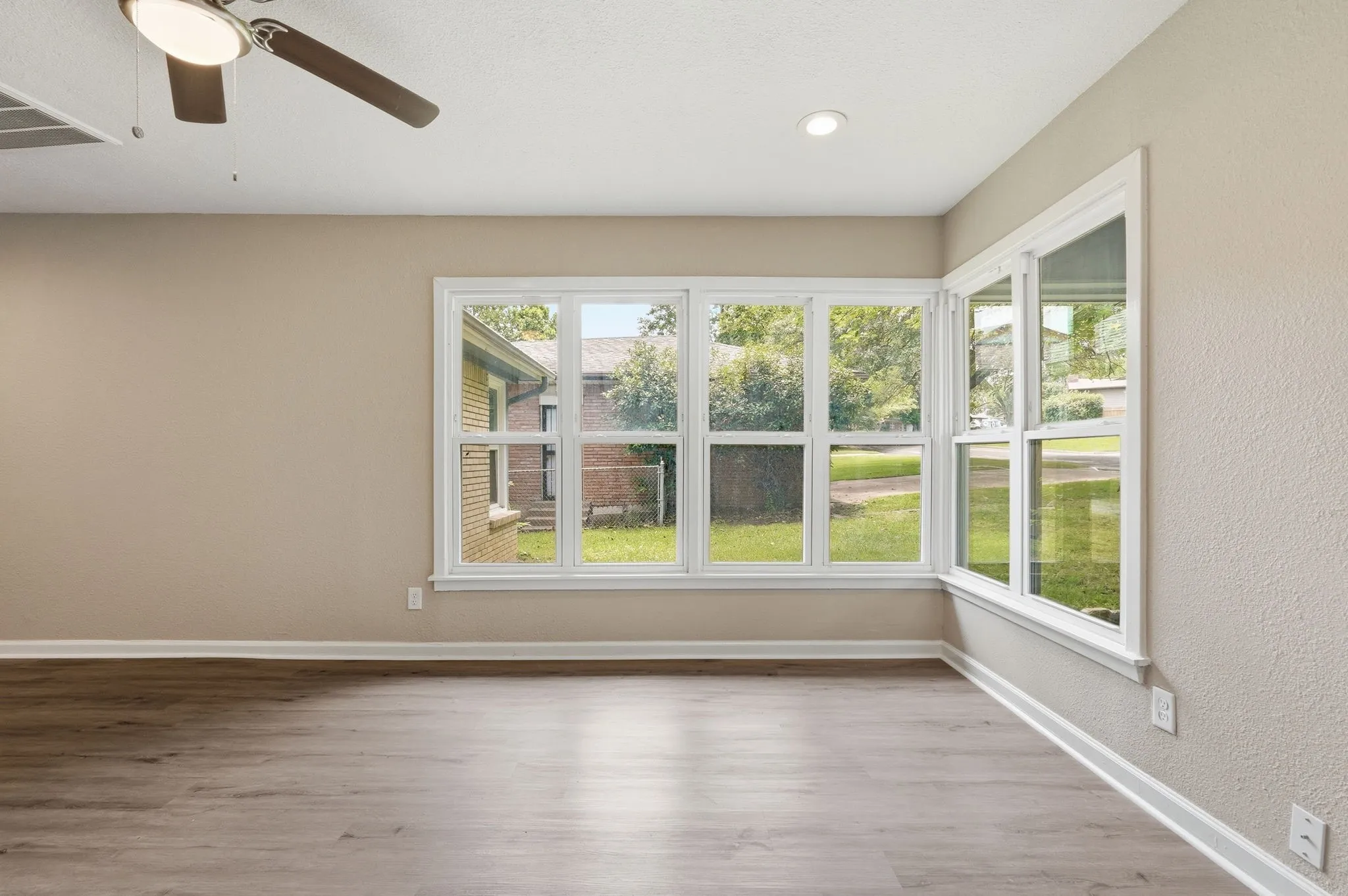 Single Family Residence For Sale in Tarrant County , 3804 Cornish Avenue, Fort Worth, Texas 76133, 3 Bedroom, 2 Bathroom, 2 Garage spaces, 1,444 Sqft, built in 1954, mls#21189882, Real Estate Agent in Fort Worth, Homes For Sale in Tarrant county, Homes For Sale in Fort Worth, Realtor in Fort Worth Texas, Real Estate Brokerage Independent Realty Texas, Luminita Cordes Realtor