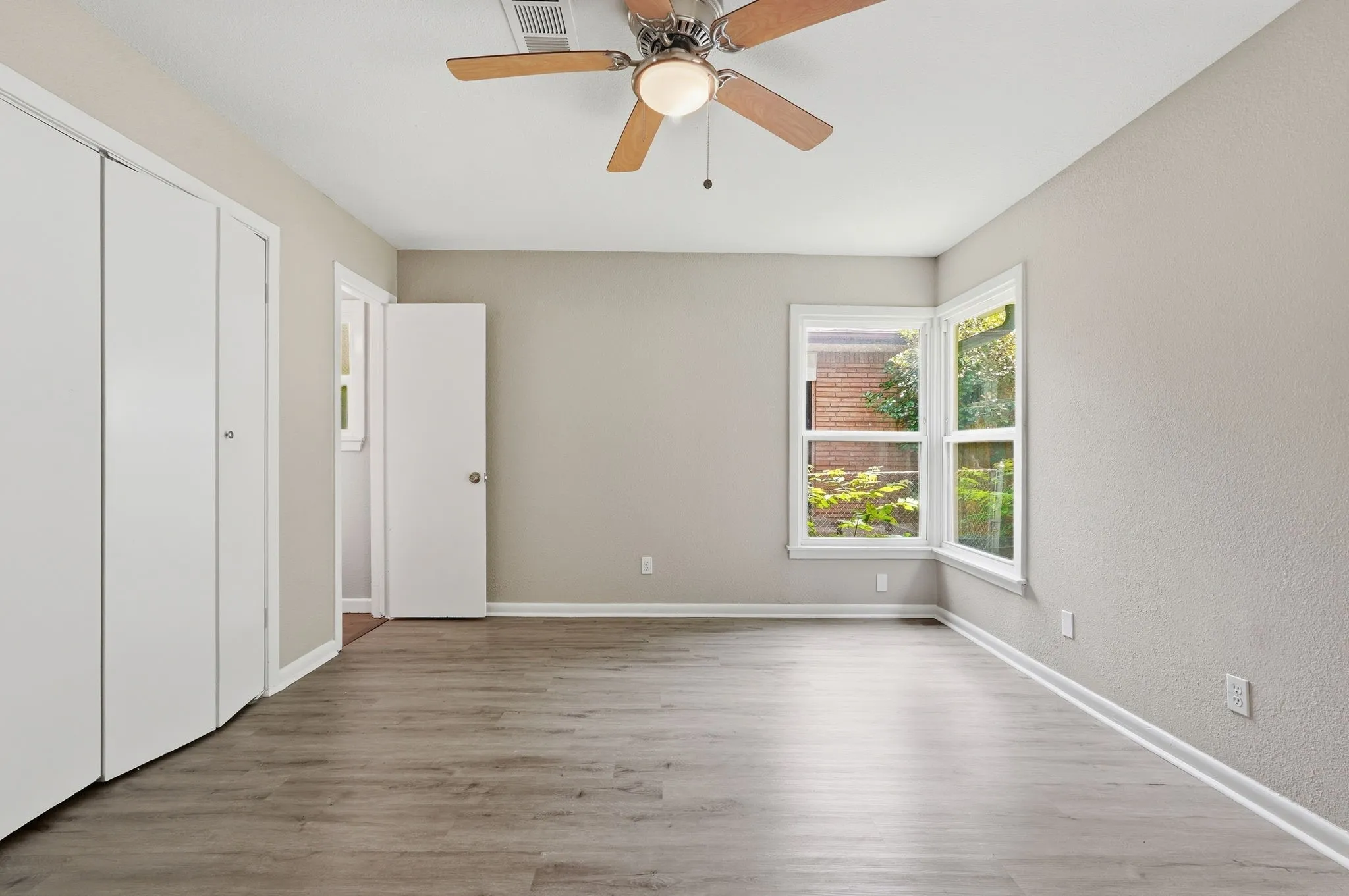 Single Family Residence For Sale in Tarrant County , 3804 Cornish Avenue, Fort Worth, Texas 76133, 3 Bedroom, 2 Bathroom, 2 Garage spaces, 1,444 Sqft, built in 1954, mls#21189882, Real Estate Agent in Fort Worth, Homes For Sale in Tarrant county, Homes For Sale in Fort Worth, Realtor in Fort Worth Texas, Real Estate Brokerage Independent Realty Texas, Luminita Cordes Realtor
