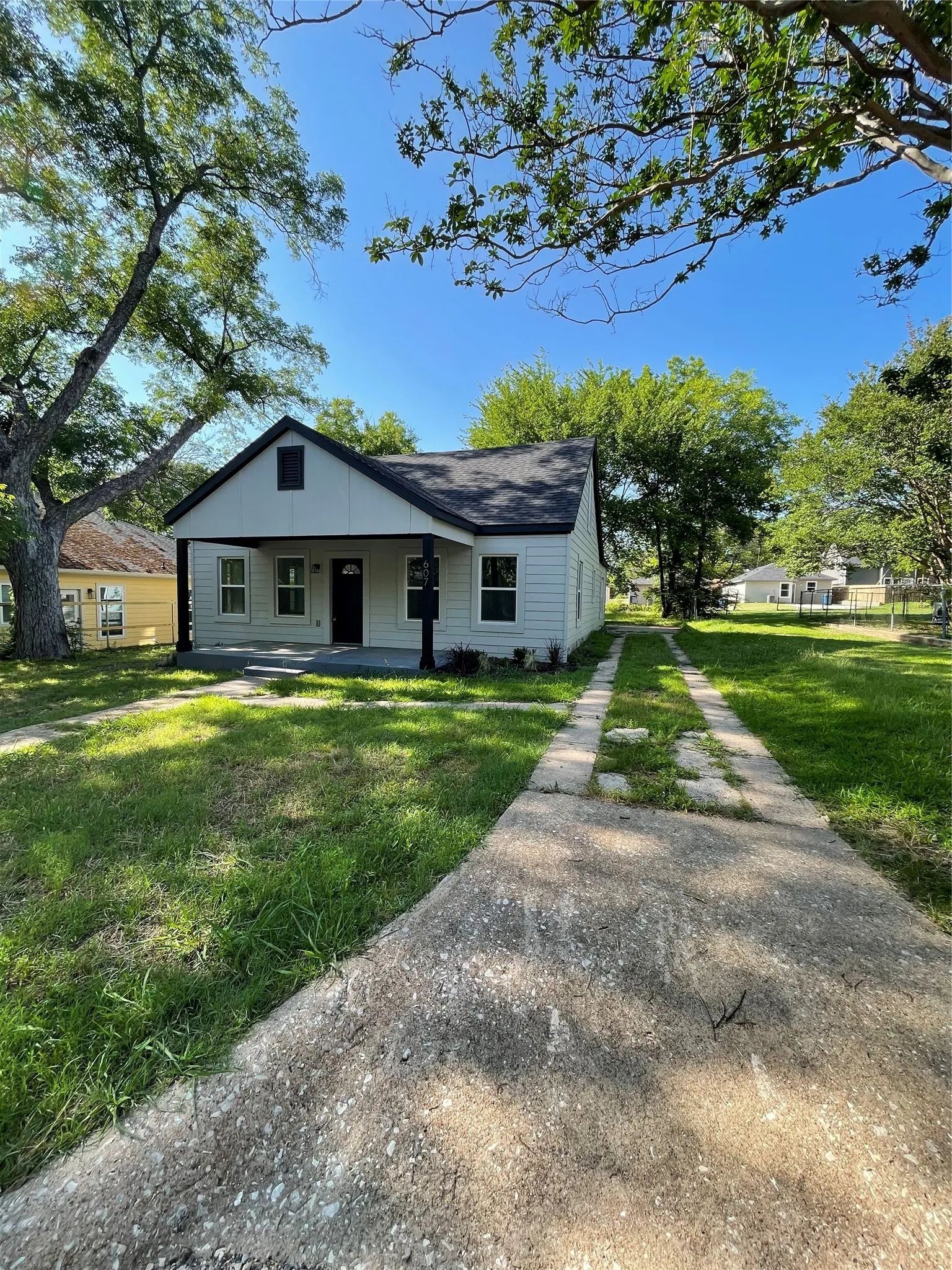 Single Family Residence For Sale in Grayson County , 607 E Monterey Street, Denison, Texas 75021, 4 Bedroom, 3 Bathroom, Garage spaces, 1,868 Sqft, built in 1920, mls#21287049, Real Estate Agent in Denison, Homes For Sale in Grayson county, Homes For Sale in Denison, Realtor in Denison Texas, Real Estate Brokerage Independent Realty Texas, Luminita Cordes Realtor