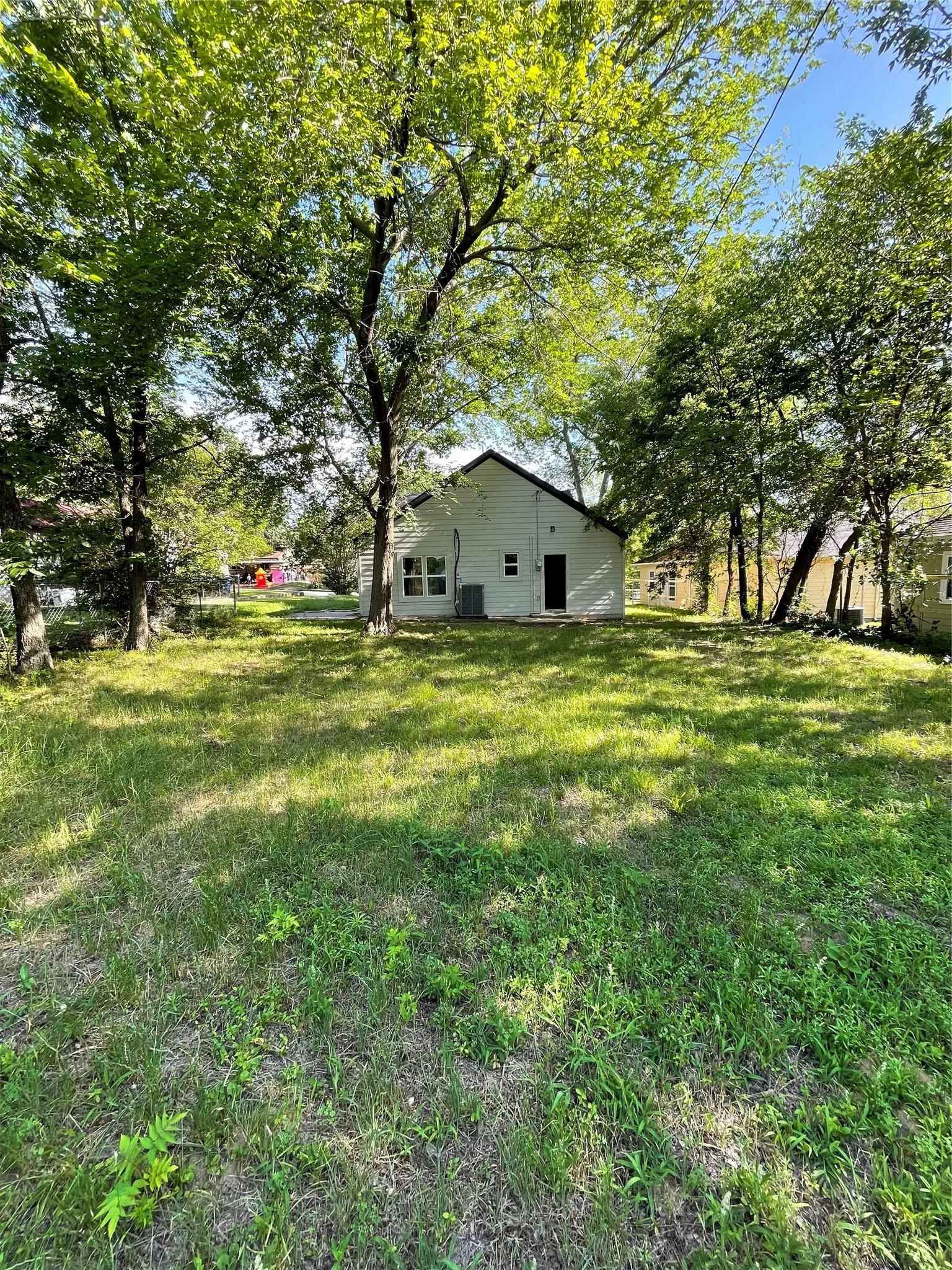 Single Family Residence For Sale in Grayson County , 607 E Monterey Street, Denison, Texas 75021, 4 Bedroom, 3 Bathroom, Garage spaces, 1,868 Sqft, built in 1920, mls#21287049, Real Estate Agent in Denison, Homes For Sale in Grayson county, Homes For Sale in Denison, Realtor in Denison Texas, Real Estate Brokerage Independent Realty Texas, Luminita Cordes Realtor