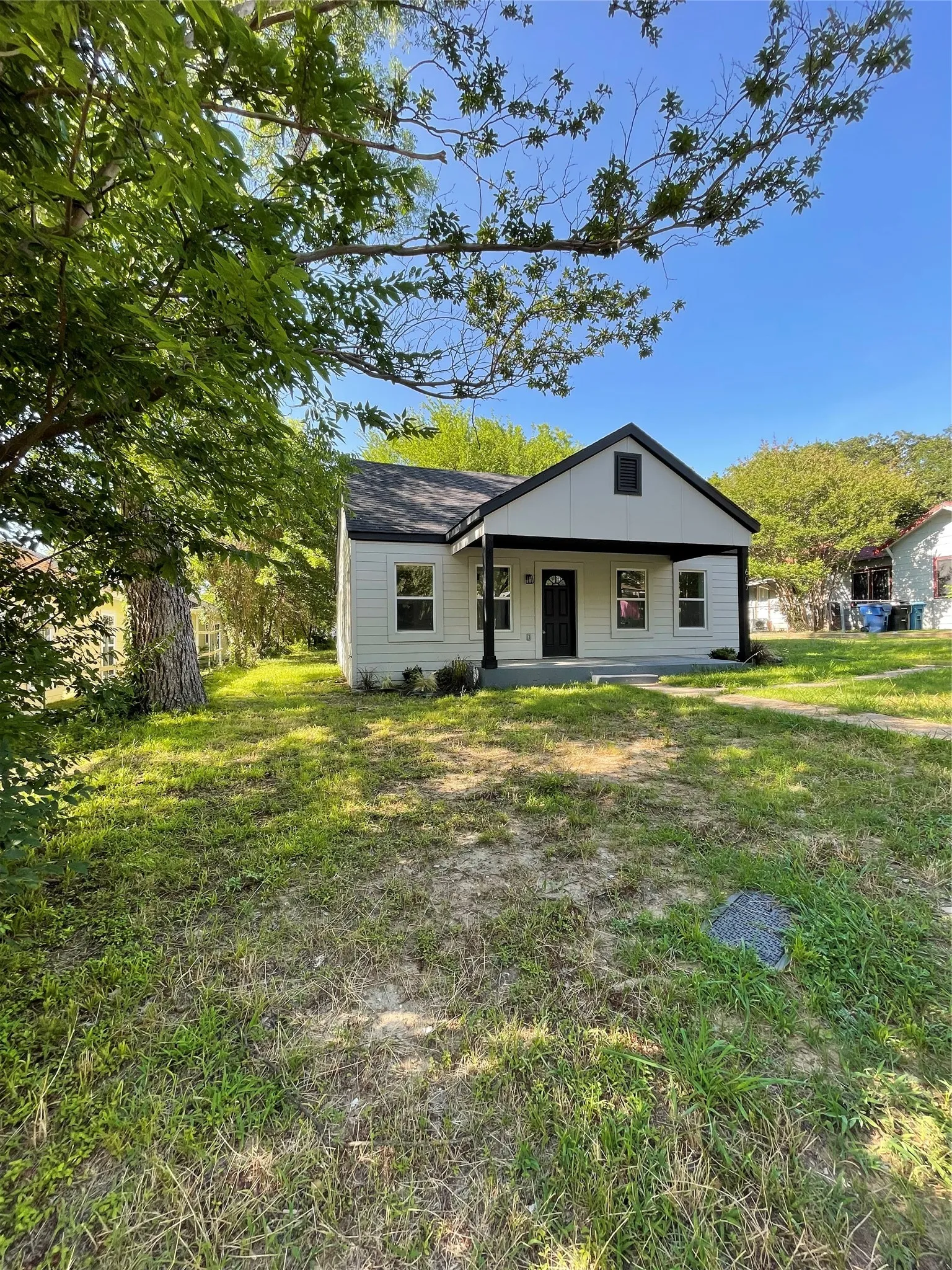 Single Family Residence For Sale in Grayson County , 607 E Monterey Street, Denison, Texas 75021, 4 Bedroom, 3 Bathroom, Garage spaces, 1,868 Sqft, built in 1920, mls#21287049, Real Estate Agent in Denison, Homes For Sale in Grayson county, Homes For Sale in Denison, Realtor in Denison Texas, Real Estate Brokerage Independent Realty Texas, Luminita Cordes Realtor