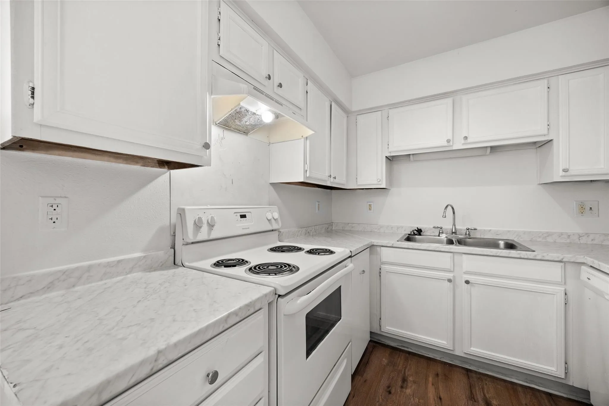 Condominium For Rent in Dallas County , 5902 Marvin Loving Drive 104, Garland, Texas 75043, 2 Bedroom, 2 Bathroom, Garage spaces, 950 Sqft, built in 1982, mls#21287094, Real Estate Agent in Garland, Homes For Rent in Dallas county, Homes For Rent in Garland, Realtor in Garland Texas, Real Estate Brokerage Independent Realty Texas, Luminita Cordes Realtor