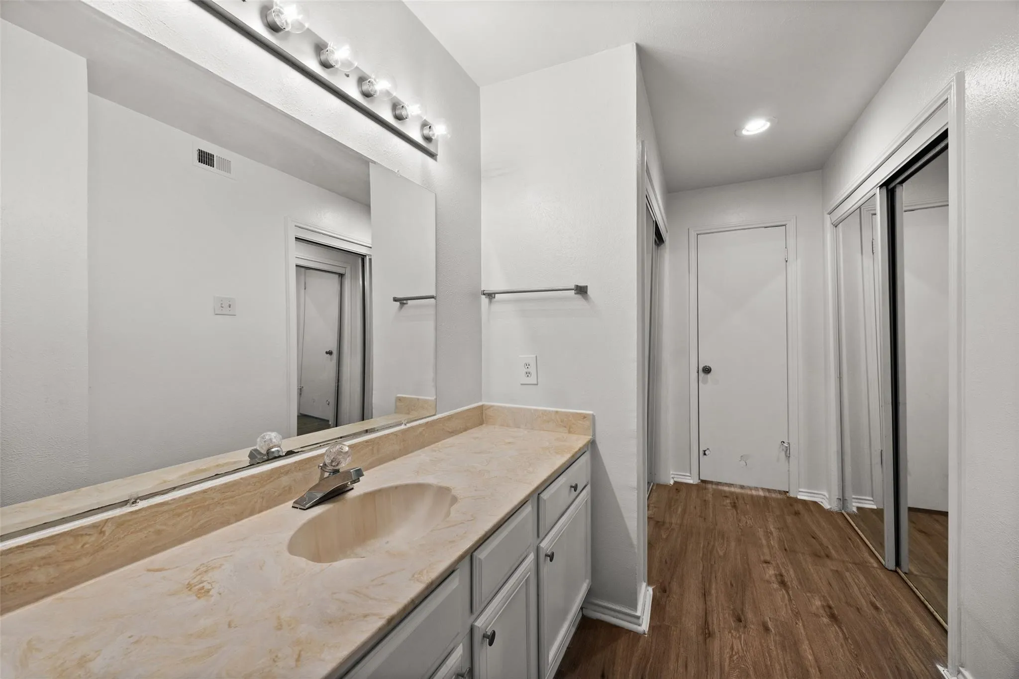 Condominium For Rent in Dallas County , 5902 Marvin Loving Drive 104, Garland, Texas 75043, 2 Bedroom, 2 Bathroom, Garage spaces, 950 Sqft, built in 1982, mls#21287094, Real Estate Agent in Garland, Homes For Rent in Dallas county, Homes For Rent in Garland, Realtor in Garland Texas, Real Estate Brokerage Independent Realty Texas, Luminita Cordes Realtor