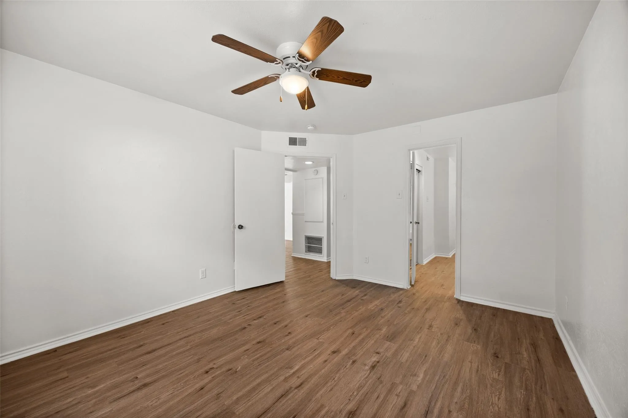 Condominium For Rent in Dallas County , 5902 Marvin Loving Drive 104, Garland, Texas 75043, 2 Bedroom, 2 Bathroom, Garage spaces, 950 Sqft, built in 1982, mls#21287094, Real Estate Agent in Garland, Homes For Rent in Dallas county, Homes For Rent in Garland, Realtor in Garland Texas, Real Estate Brokerage Independent Realty Texas, Luminita Cordes Realtor