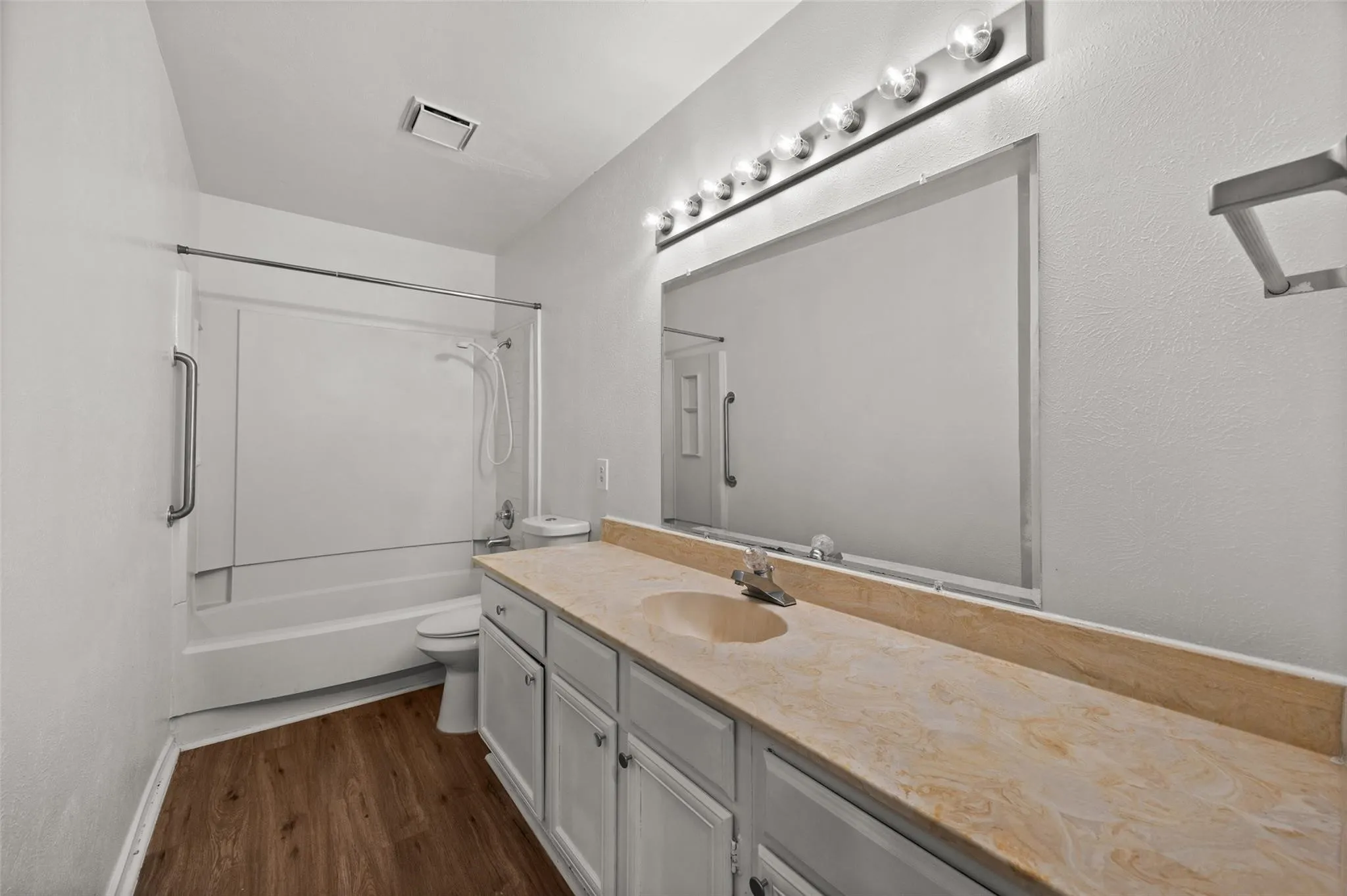 Condominium For Rent in Dallas County , 5902 Marvin Loving Drive 104, Garland, Texas 75043, 2 Bedroom, 2 Bathroom, Garage spaces, 950 Sqft, built in 1982, mls#21287094, Real Estate Agent in Garland, Homes For Rent in Dallas county, Homes For Rent in Garland, Realtor in Garland Texas, Real Estate Brokerage Independent Realty Texas, Luminita Cordes Realtor