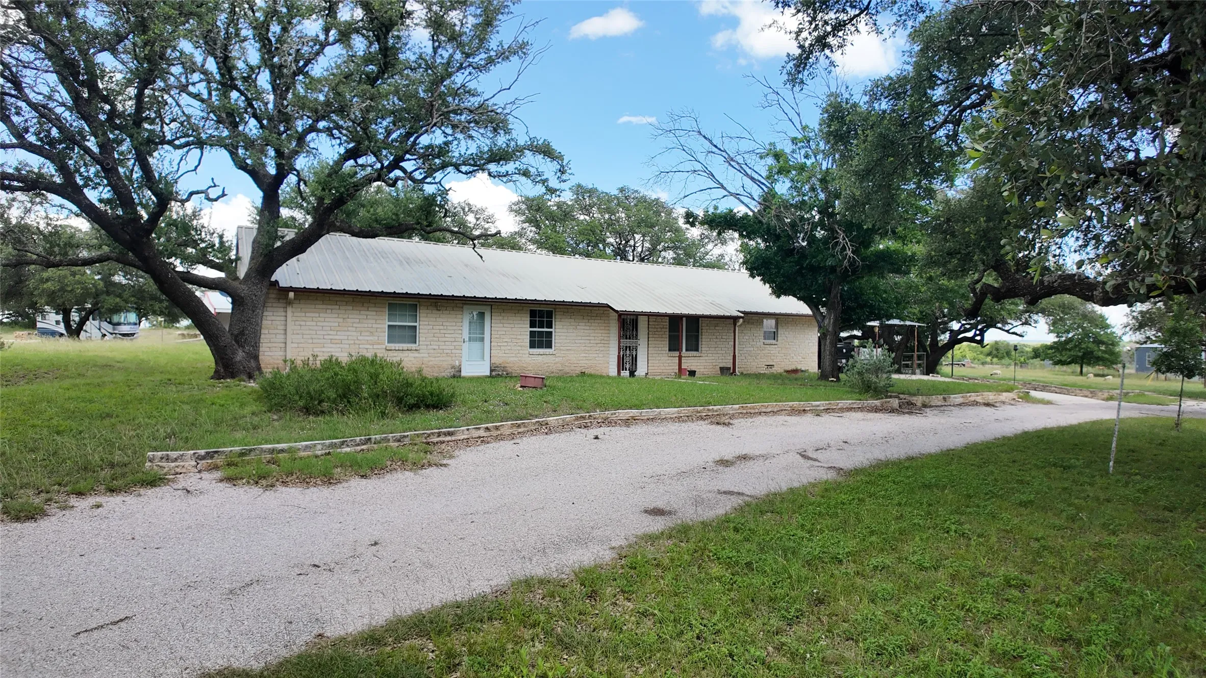Single Family Residence For Sale in Mills County , 915 W Hwy 84 Highway W, Mullin, Texas 76864, 3 Bedrooms, 2 Bathrooms, Garage spaces, 1,343 Sqft, built in 1977, Price $524,900, mls#21287130, Real Estate Agent in Mullin, Homes For Sale in Mills county, Homes For Sale in Mullin, Realtor in Mullin Texas, Real Estate Brokerage Independent Realty Texas, Luminita Cordes Realtor