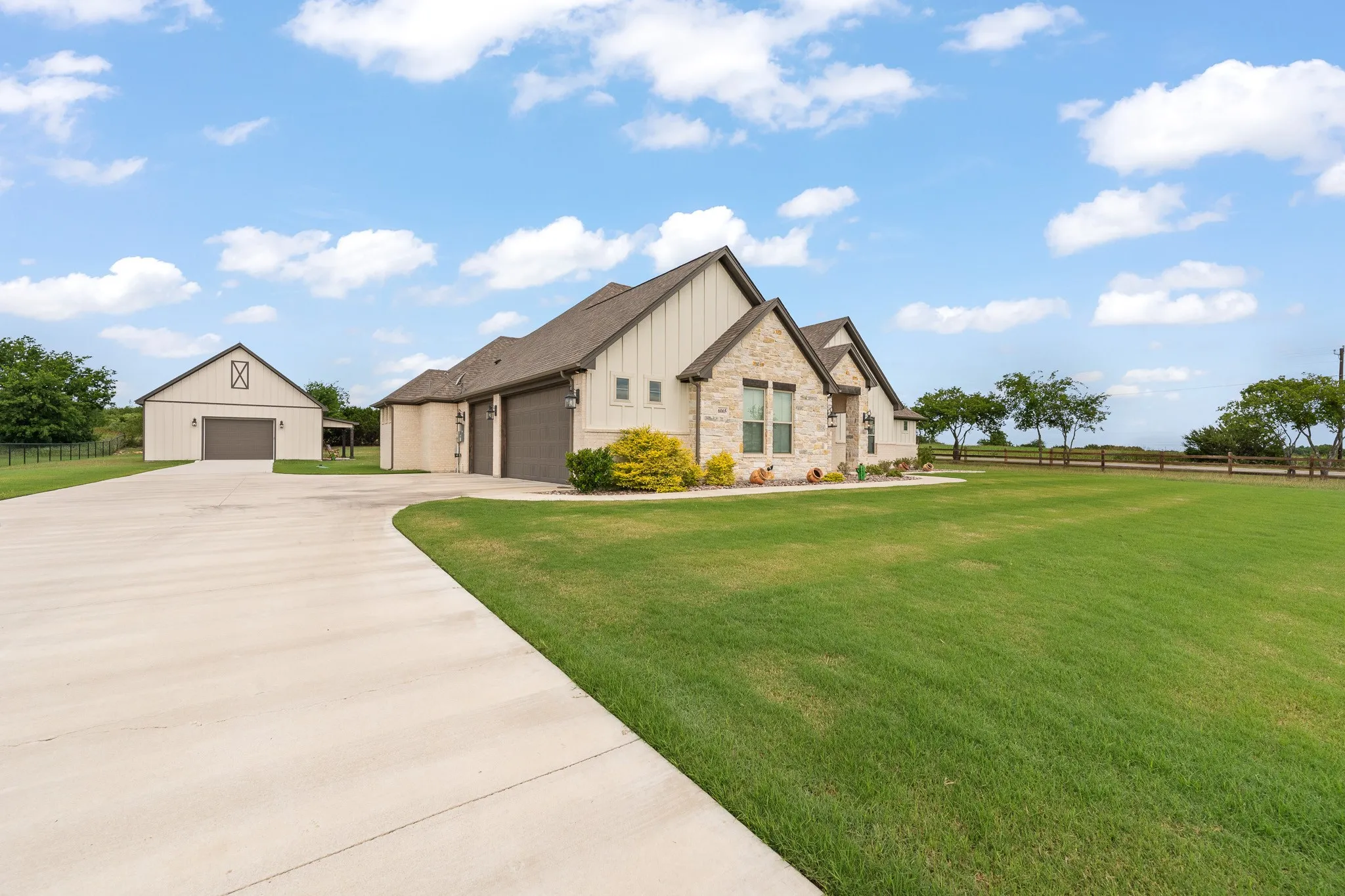 Single Family Residence For Sale in Johnson County , 6065 Bella Terra Lane, Godley, Texas 76044, 4 Bedroom, 3 Bathroom, 3 Garage spaces, 2,604 Sqft, built in 2022, mls#21284879, Real Estate Agent in Godley, Homes For Sale in Johnson county, Homes For Sale in Godley, Realtor in Godley Texas, Real Estate Brokerage Independent Realty Texas, Luminita Cordes Realtor