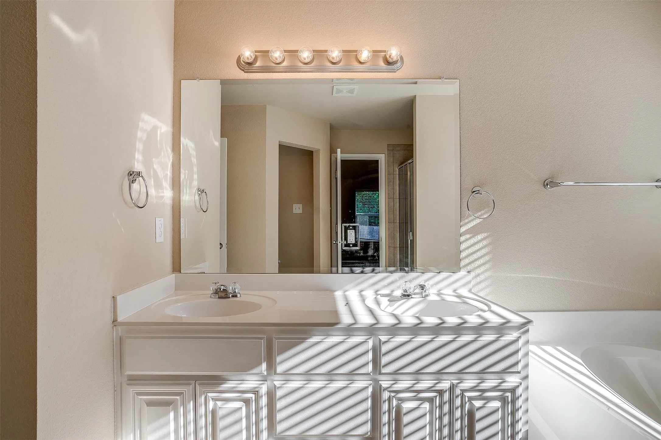 Single Family Residence For Rent in Tarrant County , 2230 Cancun Drive, Mansfield, Texas 76063, 3 Bedroom, 2 Bathroom, 2 Garage spaces, 1,663 Sqft, built in 2007, mls#21287147, Real Estate Agent in Mansfield, Homes For Rent in Tarrant county, Homes For Rent in Mansfield, Realtor in Mansfield Texas, Real Estate Brokerage Independent Realty Texas, Luminita Cordes Realtor