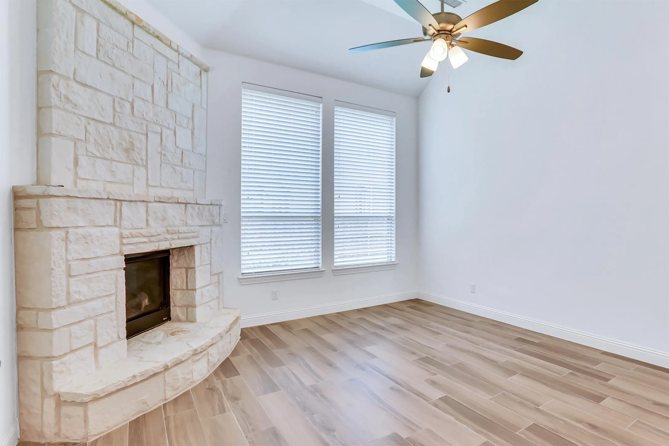 Single Family Residence For Sale in Tarrant County , 6108 Strada Cove, Fort Worth, Texas 76123, 4 Bedroom, 3 Bathroom, 2 Garage spaces, 2,130 Sqft, built in 2019, mls#21287180, Real Estate Agent in Fort Worth, Homes For Sale in Tarrant county, Homes For Sale in Fort Worth, Realtor in Fort Worth Texas, Real Estate Brokerage Independent Realty Texas, Luminita Cordes Realtor