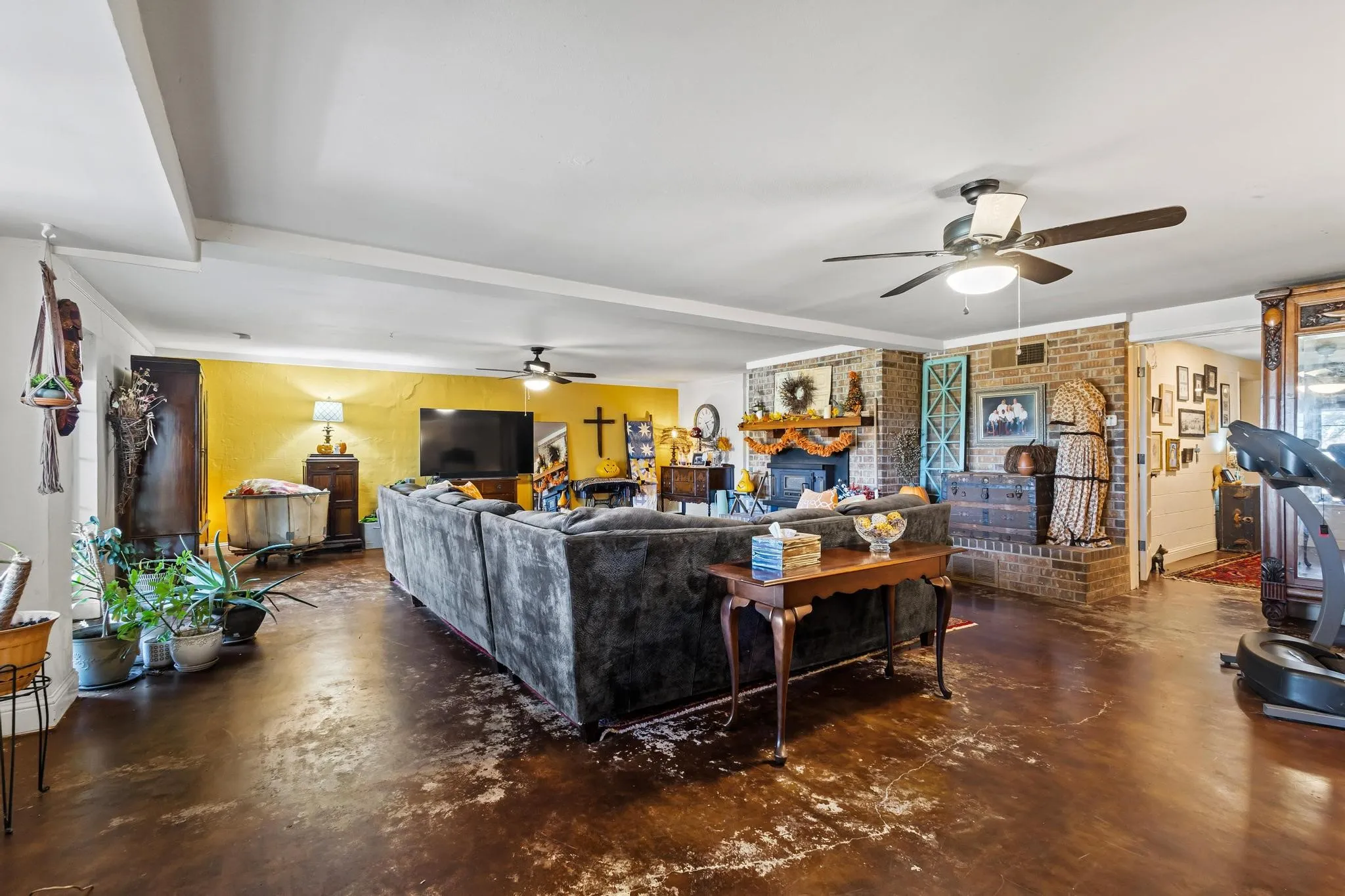 Single Family Residence For Sale in Fannin County , 2321 COUNTY ROAD 2100, Ivanhoe, Texas 75447, 6 Bedroom, 7 Bathroom, 2 Garage spaces, 5,656 Sqft, built in 1979, mls#21287182, Real Estate Agent in Ivanhoe, Homes For Sale in Fannin county, Homes For Sale in Ivanhoe, Realtor in Ivanhoe Texas, Real Estate Brokerage Independent Realty Texas, Luminita Cordes Realtor
