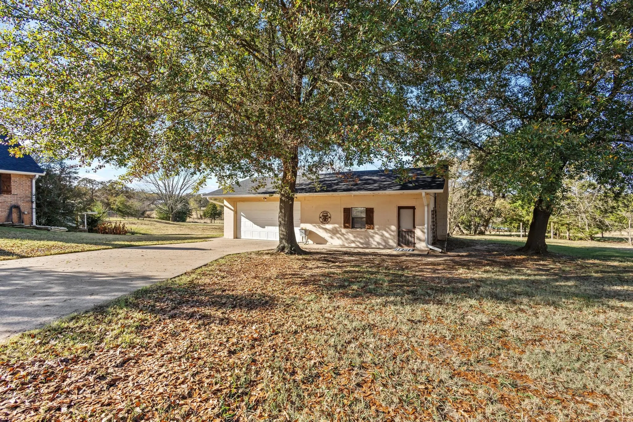 Single Family Residence For Sale in Fannin County , 2321 COUNTY ROAD 2100, Ivanhoe, Texas 75447, 6 Bedroom, 7 Bathroom, 2 Garage spaces, 5,656 Sqft, built in 1979, mls#21287182, Real Estate Agent in Ivanhoe, Homes For Sale in Fannin county, Homes For Sale in Ivanhoe, Realtor in Ivanhoe Texas, Real Estate Brokerage Independent Realty Texas, Luminita Cordes Realtor