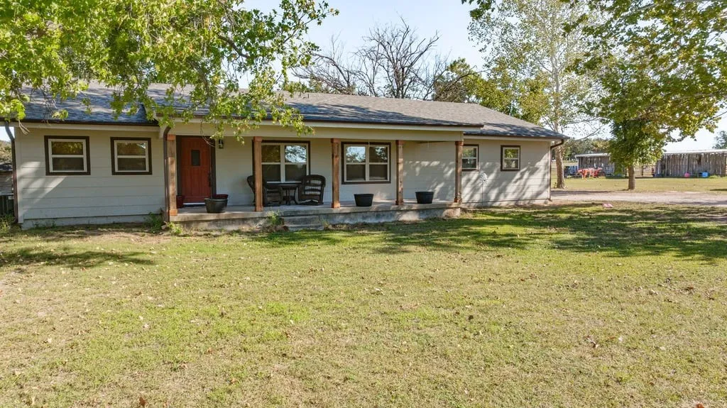 Single Family Residence For Sale in Comanche County , 551 County Road 416, Comanche, Texas 76442, 4 Bedroom, 2 Bathroom, Garage spaces, 1,864 Sqft, built in 1967, mls#21287127, Real Estate Agent in Comanche, Homes For Sale in Comanche county, Homes For Sale in Comanche, Realtor in Comanche Texas, Real Estate Brokerage Independent Realty Texas, Luminita Cordes Realtor