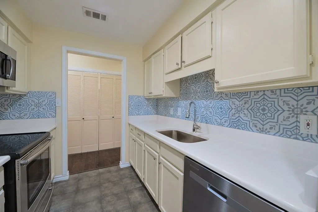 Single Family Residence For Sale in Dallas County , 8600 Coppertowne Lane 1901, Dallas, Texas 75243, 2 Bedrooms, 2 Bathrooms, Garage spaces, 968 Sqft, built in 1984, Price $219,999, mls#21285166, Real Estate Agent in Dallas, Homes For Sale in Dallas county, Homes For Sale in Dallas, Realtor in Dallas Texas, Real Estate Brokerage Independent Realty Texas, Luminita Cordes Realtor