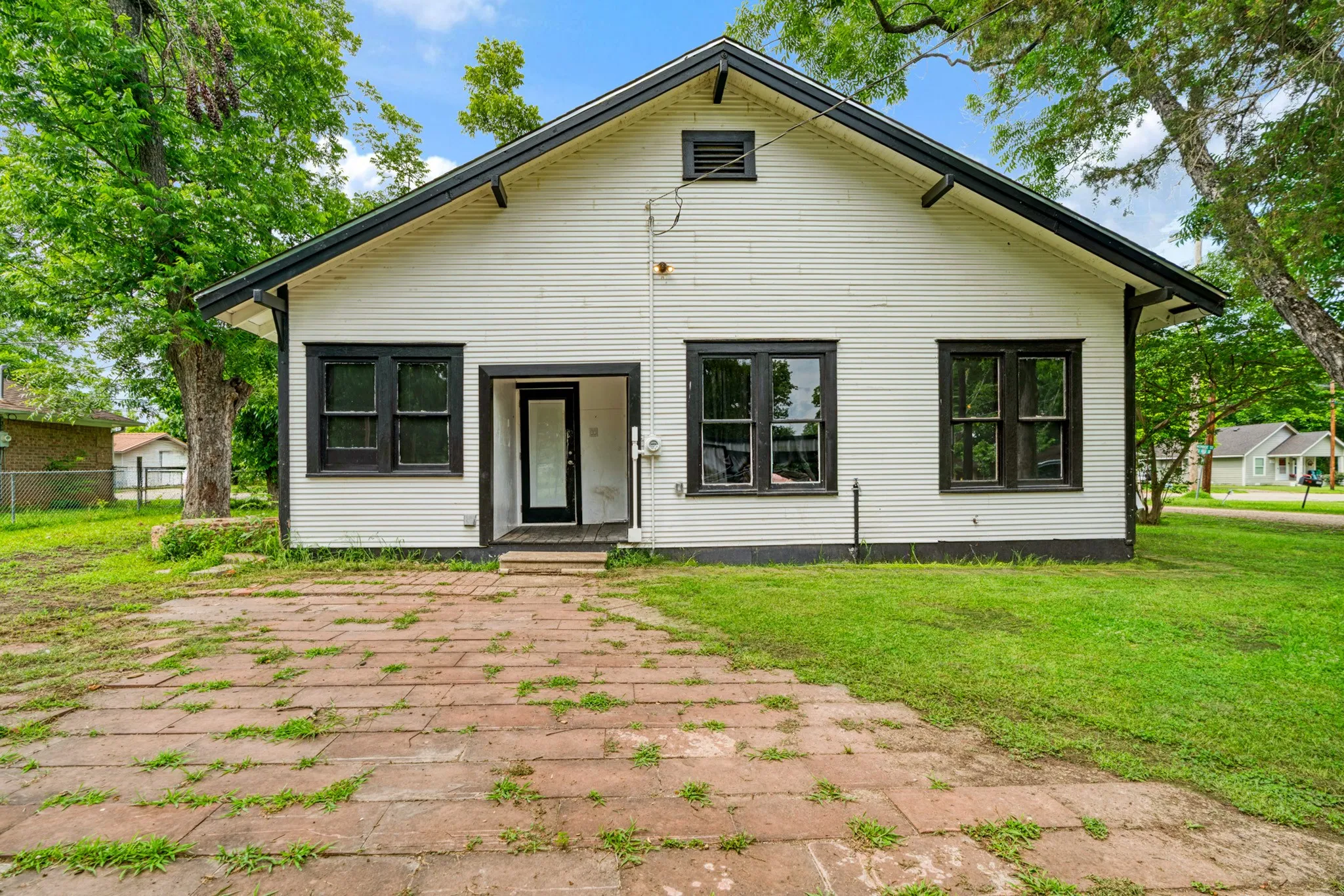 Single Family Residence For Sale in Lamar County , 403 Monroe, Deport, Texas 75434, 3 Bedrooms, 2 Bathrooms, Garage spaces, 1,272 Sqft, built in 0, Price $147,000, mls#21286959, Real Estate Agent in Deport, Homes For Sale in Lamar county, Homes For Sale in Deport, Realtor in Deport Texas, Real Estate Brokerage Independent Realty Texas, Luminita Cordes Realtor