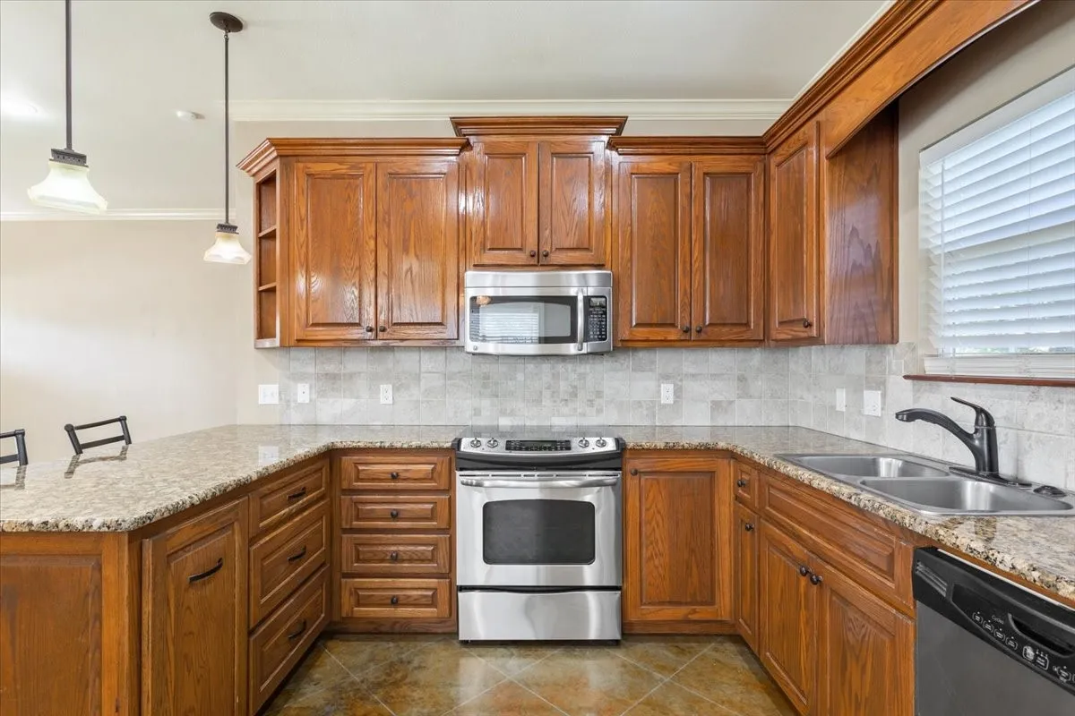 Single Family Residence For Sale in Mc Lennan County , 744 N Old Robinson Road, Robinson, Texas 76706, 3 Bedroom, 3 Bathroom, Garage spaces, 1,735 Sqft, built in 2010, mls#21286083, Real Estate Agent in Robinson, Homes For Sale in Mc Lennan county, Homes For Sale in Robinson, Realtor in Robinson Texas, Real Estate Brokerage Independent Realty Texas, Luminita Cordes Realtor
