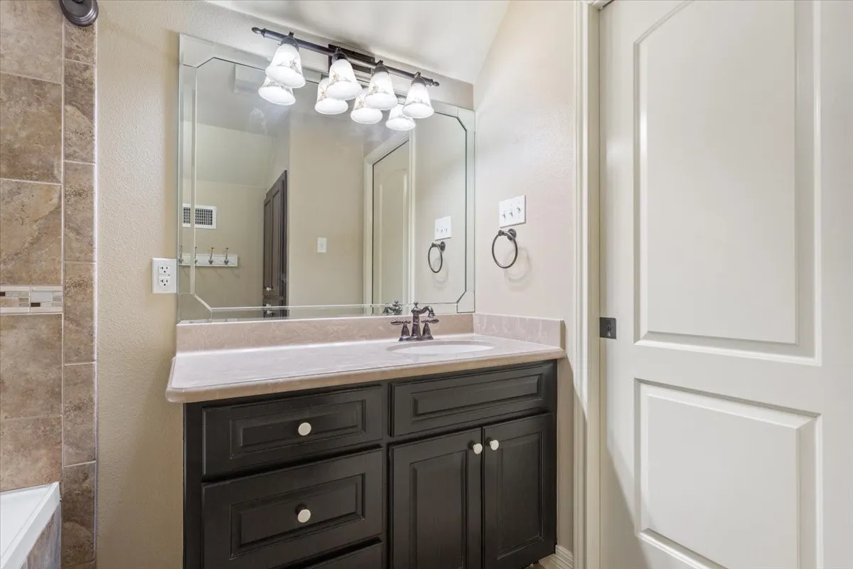 Single Family Residence For Sale in Mc Lennan County , 744 N Old Robinson Road, Robinson, Texas 76706, 3 Bedroom, 3 Bathroom, Garage spaces, 1,735 Sqft, built in 2010, mls#21286083, Real Estate Agent in Robinson, Homes For Sale in Mc Lennan county, Homes For Sale in Robinson, Realtor in Robinson Texas, Real Estate Brokerage Independent Realty Texas, Luminita Cordes Realtor
