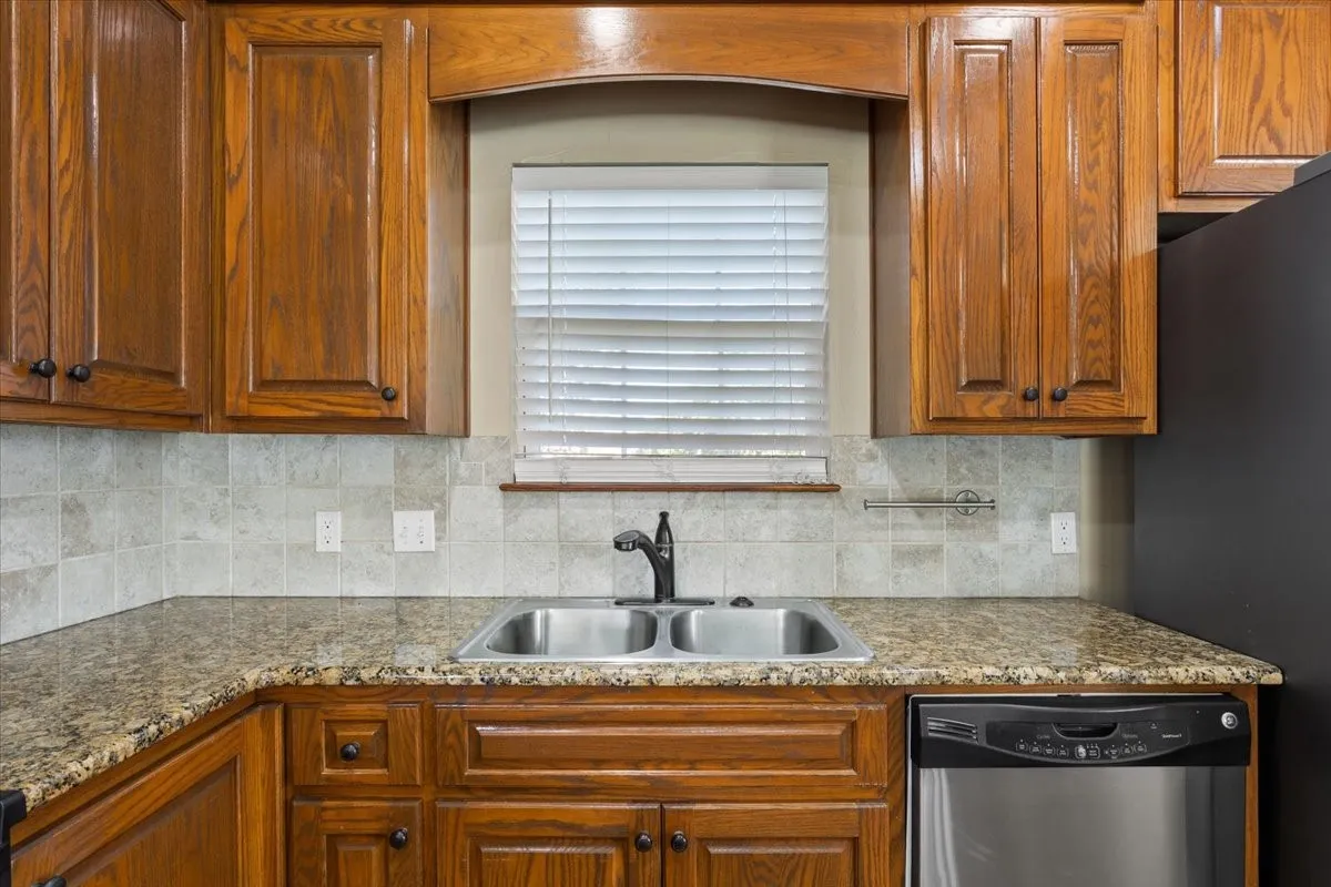 Single Family Residence For Sale in Mc Lennan County , 744 N Old Robinson Road, Robinson, Texas 76706, 3 Bedroom, 3 Bathroom, Garage spaces, 1,735 Sqft, built in 2010, mls#21286083, Real Estate Agent in Robinson, Homes For Sale in Mc Lennan county, Homes For Sale in Robinson, Realtor in Robinson Texas, Real Estate Brokerage Independent Realty Texas, Luminita Cordes Realtor