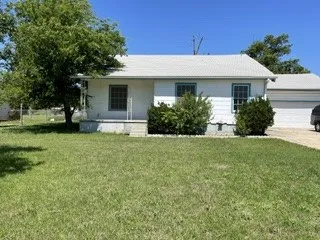 Single Family Residence For Sale in Brown County , 1009 Santa Clara Drive, Brownwood, Texas 76801, 3 Bedroom, 2 Bathroom, 2 Garage spaces, 1,647 Sqft, built in 1945, mls#21286590, Real Estate Agent in Brownwood, Homes For Sale in Brown county, Homes For Sale in Brownwood, Realtor in Brownwood Texas, Real Estate Brokerage Independent Realty Texas, Luminita Cordes Realtor