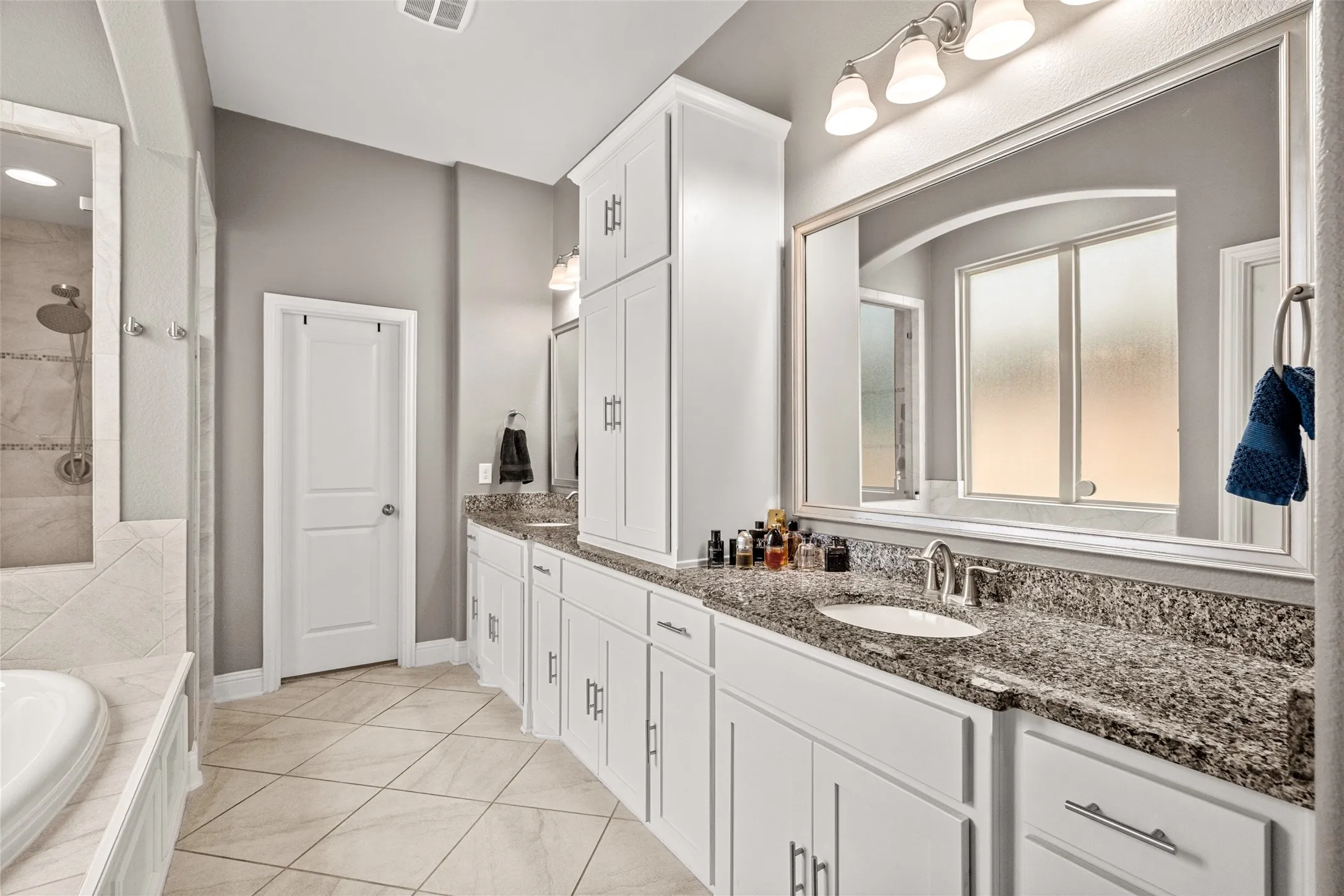 Single Family Residence For Sale in Denton County , 3017 Little Mill, The Colony, Texas 75056, 4 Bedroom, 5 Bathroom, 2 Garage spaces, 3,522 Sqft, built in 2015, mls#21287029, Real Estate Agent in The Colony, Homes For Sale in Denton county, Homes For Sale in The Colony, Realtor in The Colony Texas, Real Estate Brokerage Independent Realty Texas, Luminita Cordes Realtor