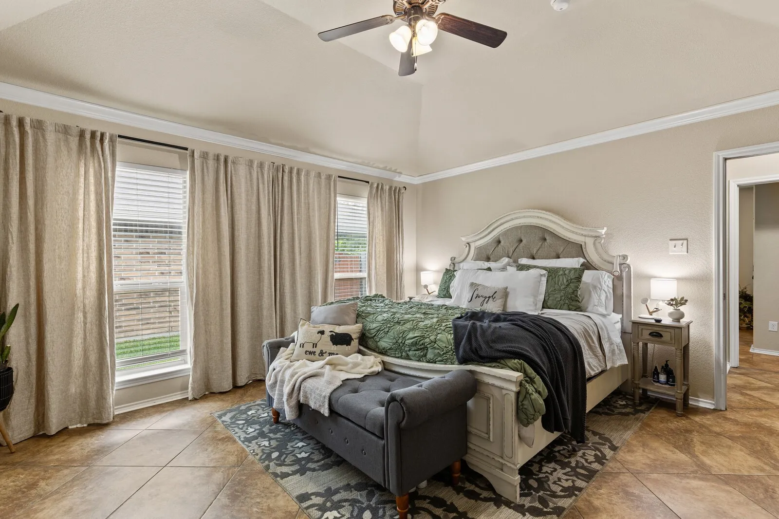 Vaulted ceiling with crown molding and a ceiling fan