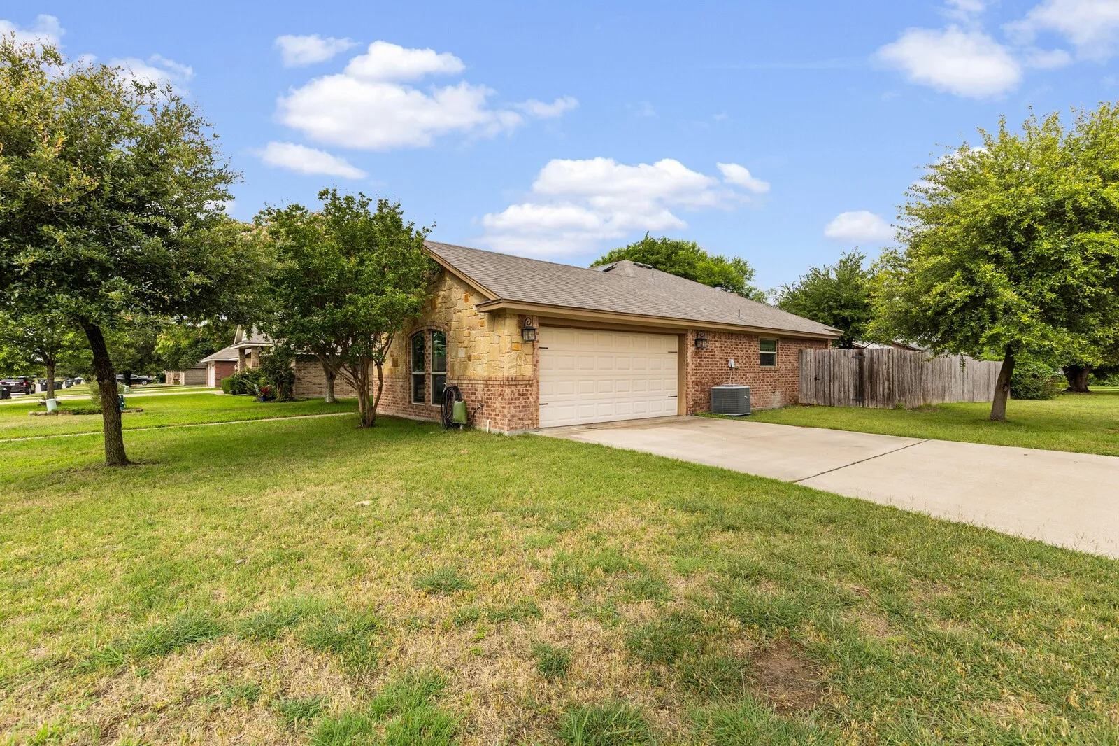 Single Family Residence For Sale in Bell County , 2002 Carriage House Drive, Temple, Texas 76502, 4 Bedrooms, 2 Bathrooms, 2 Garage spaces, 1,648 Sqft, built in 2011, Price $287,900, mls#21284500, Real Estate Agent in Temple, Homes For Sale in Bell county, Homes For Sale in Temple, Realtor in Temple Texas, Real Estate Brokerage Independent Realty Texas, Luminita Cordes Realtor