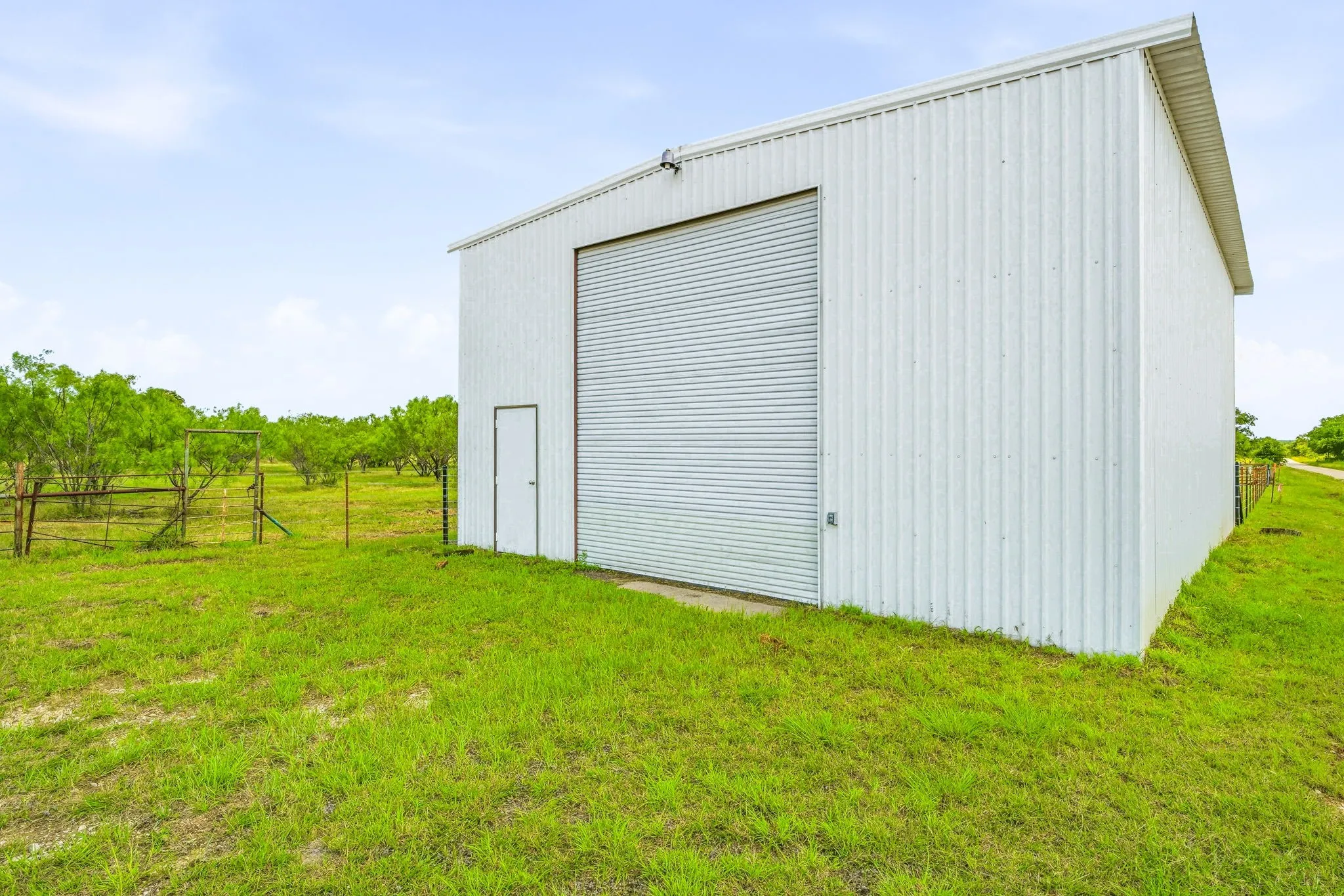 Single Family Residence For Sale in Eastland County , 2309 County Road 295, Carbon, Texas 76435, 2 Bedroom, 2 Bathroom, Garage spaces, 1,920 Sqft, built in 1960, mls#21287293, Real Estate Agent in Carbon, Homes For Sale in Eastland county, Homes For Sale in Carbon, Realtor in Carbon Texas, Real Estate Brokerage Independent Realty Texas, Luminita Cordes Realtor