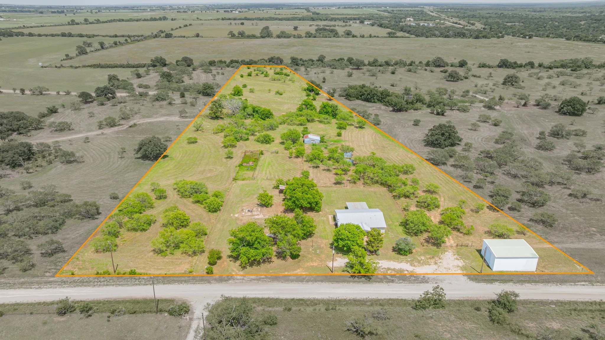 Single Family Residence For Sale in Eastland County , 2309 County Road 295, Carbon, Texas 76435, 2 Bedroom, 2 Bathroom, Garage spaces, 1,920 Sqft, built in 1960, mls#21287293, Real Estate Agent in Carbon, Homes For Sale in Eastland county, Homes For Sale in Carbon, Realtor in Carbon Texas, Real Estate Brokerage Independent Realty Texas, Luminita Cordes Realtor