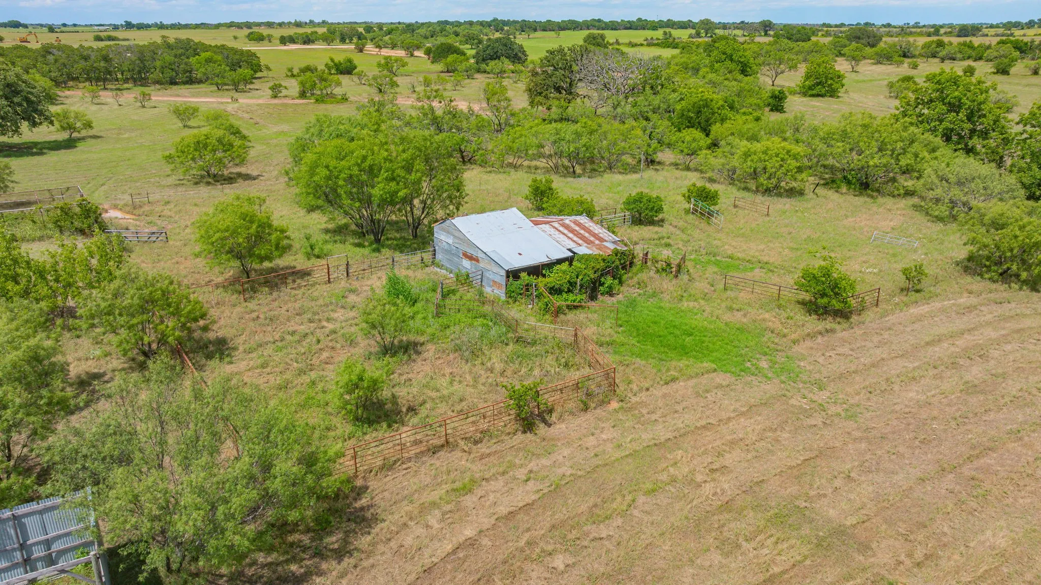 Single Family Residence For Sale in Eastland County , 2309 County Road 295, Carbon, Texas 76435, 2 Bedroom, 2 Bathroom, Garage spaces, 1,920 Sqft, built in 1960, mls#21287293, Real Estate Agent in Carbon, Homes For Sale in Eastland county, Homes For Sale in Carbon, Realtor in Carbon Texas, Real Estate Brokerage Independent Realty Texas, Luminita Cordes Realtor