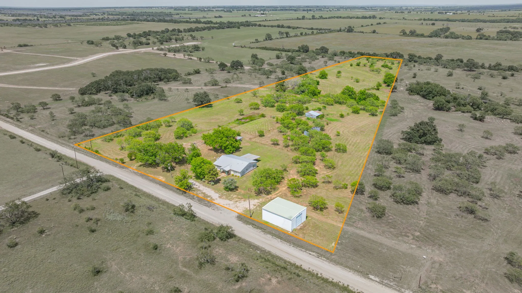 Single Family Residence For Sale in Eastland County , 2309 County Road 295, Carbon, Texas 76435, 2 Bedroom, 2 Bathroom, Garage spaces, 1,920 Sqft, built in 1960, mls#21287293, Real Estate Agent in Carbon, Homes For Sale in Eastland county, Homes For Sale in Carbon, Realtor in Carbon Texas, Real Estate Brokerage Independent Realty Texas, Luminita Cordes Realtor