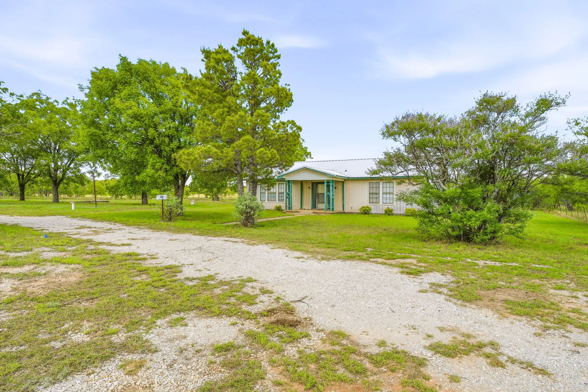 Single Family Residence For Sale in Eastland County , 2309 County Road 295, Carbon, Texas 76435, 2 Bedroom, 2 Bathroom, Garage spaces, 1,920 Sqft, built in 1960, mls#21287293, Real Estate Agent in Carbon, Homes For Sale in Eastland county, Homes For Sale in Carbon, Realtor in Carbon Texas, Real Estate Brokerage Independent Realty Texas, Luminita Cordes Realtor
