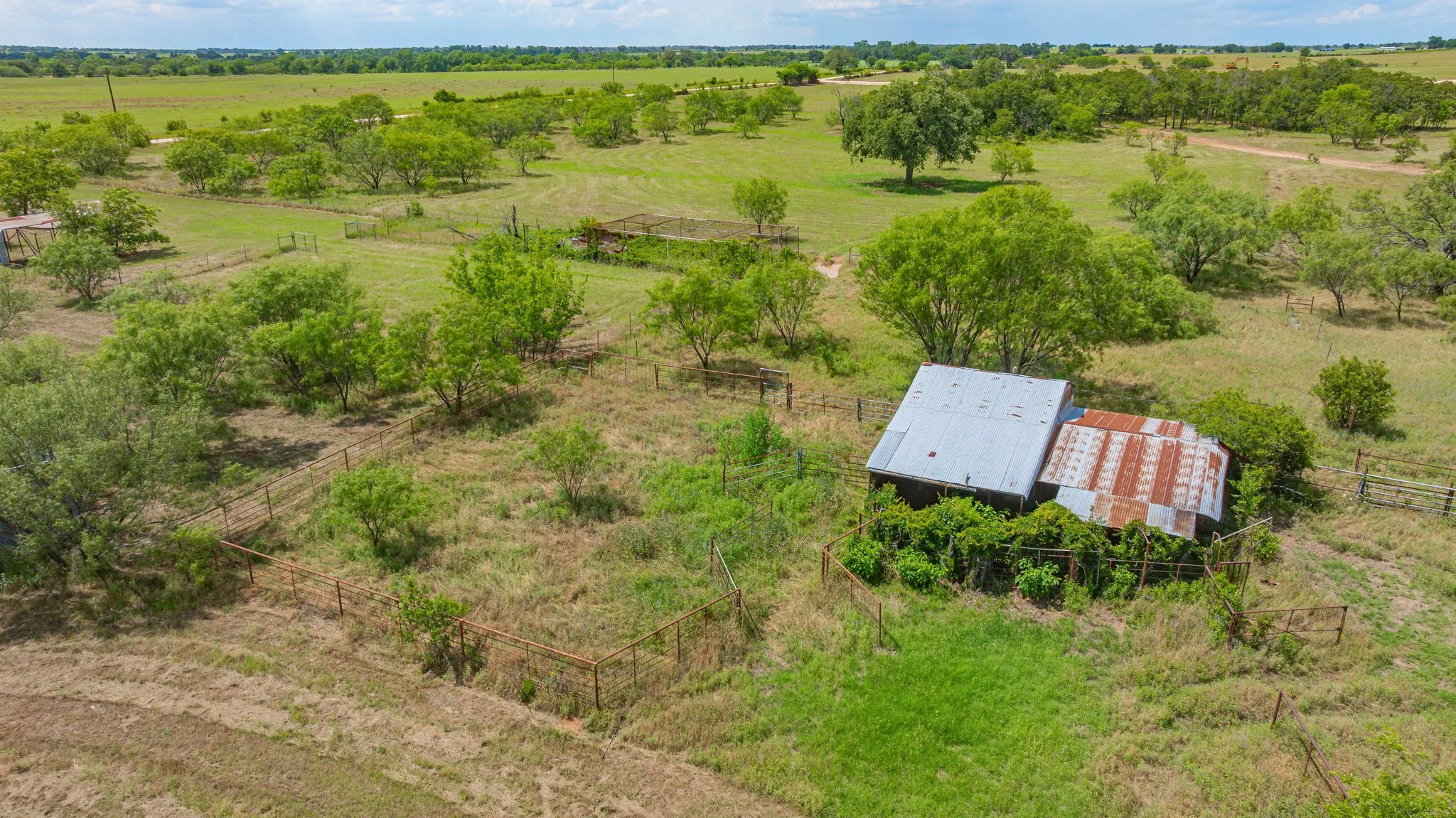 Single Family Residence For Sale in Eastland County , 2309 County Road 295, Carbon, Texas 76435, 2 Bedroom, 2 Bathroom, Garage spaces, 1,920 Sqft, built in 1960, mls#21287293, Real Estate Agent in Carbon, Homes For Sale in Eastland county, Homes For Sale in Carbon, Realtor in Carbon Texas, Real Estate Brokerage Independent Realty Texas, Luminita Cordes Realtor
