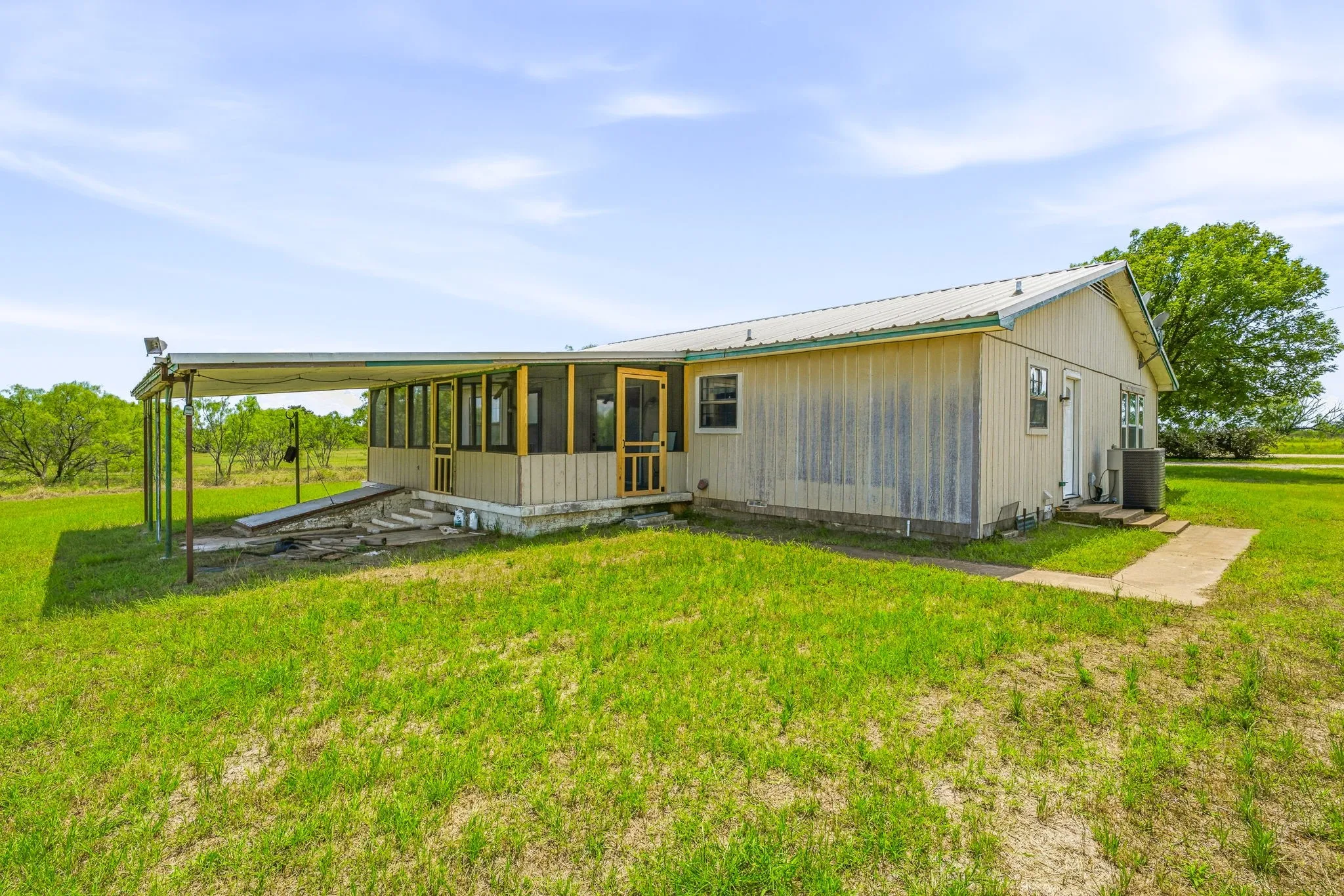 Single Family Residence For Sale in Eastland County , 2309 County Road 295, Carbon, Texas 76435, 2 Bedroom, 2 Bathroom, Garage spaces, 1,920 Sqft, built in 1960, mls#21287293, Real Estate Agent in Carbon, Homes For Sale in Eastland county, Homes For Sale in Carbon, Realtor in Carbon Texas, Real Estate Brokerage Independent Realty Texas, Luminita Cordes Realtor