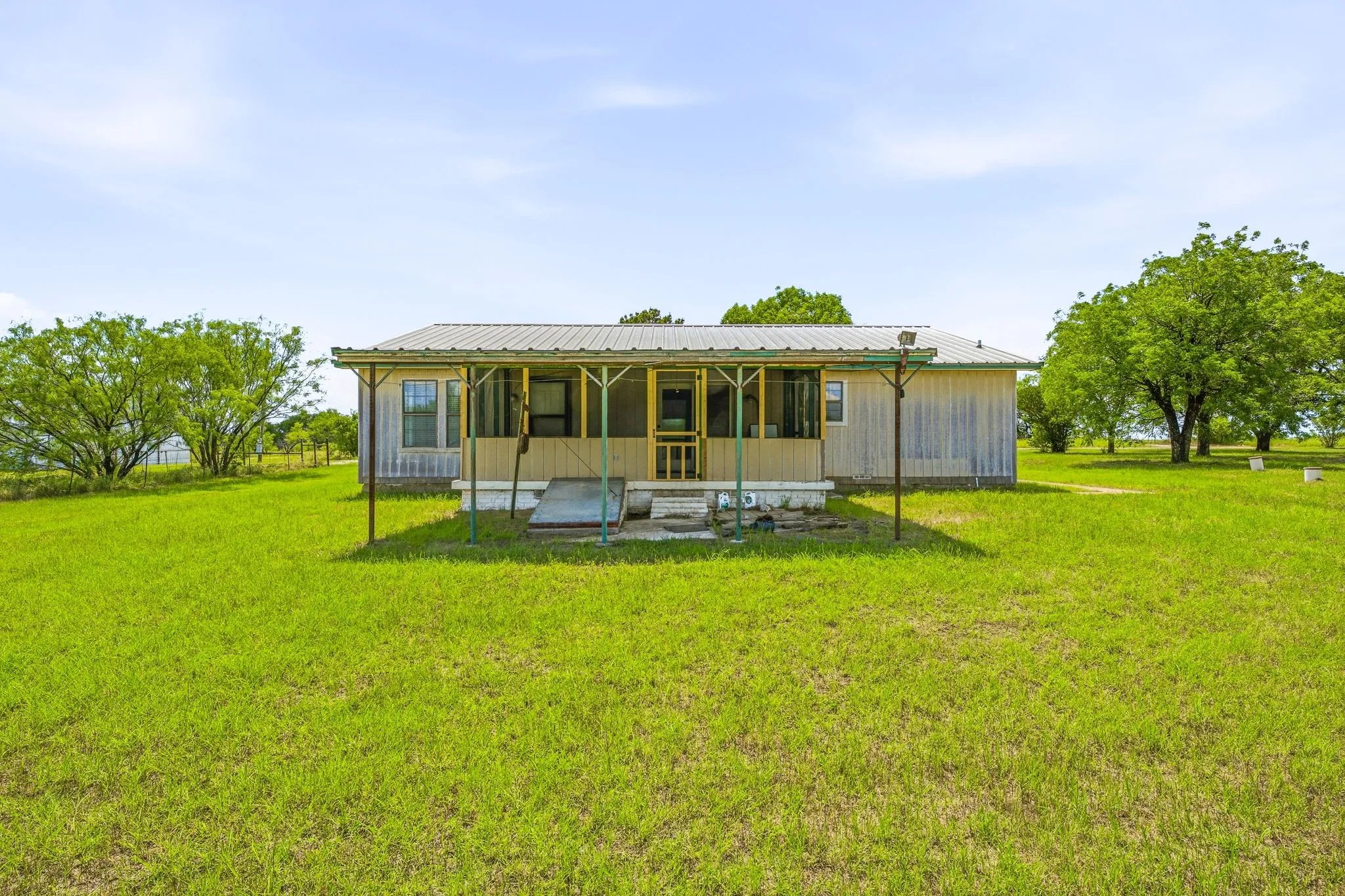 Single Family Residence For Sale in Eastland County , 2309 County Road 295, Carbon, Texas 76435, 2 Bedroom, 2 Bathroom, Garage spaces, 1,920 Sqft, built in 1960, mls#21287293, Real Estate Agent in Carbon, Homes For Sale in Eastland county, Homes For Sale in Carbon, Realtor in Carbon Texas, Real Estate Brokerage Independent Realty Texas, Luminita Cordes Realtor