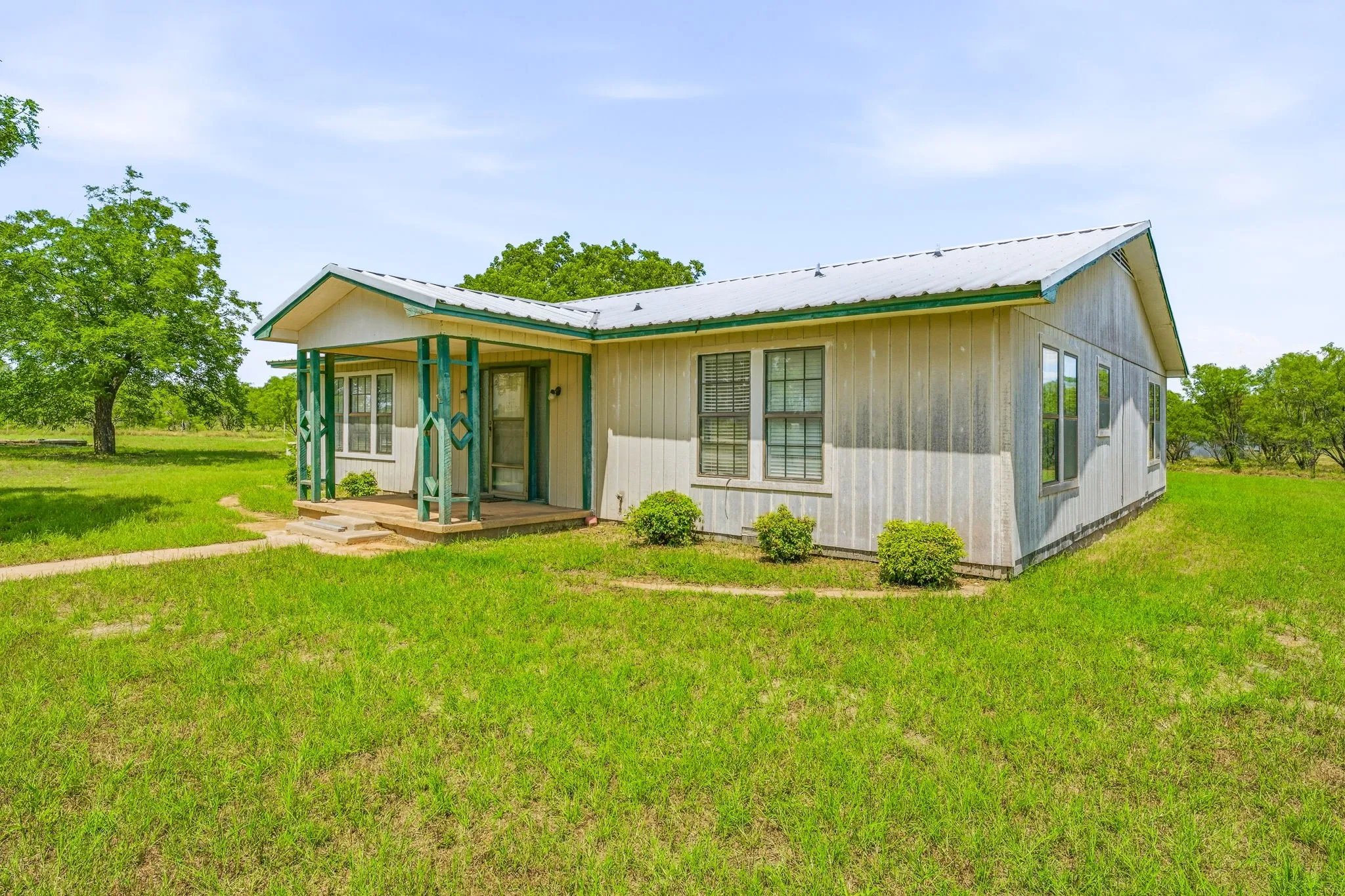 Single Family Residence For Sale in Eastland County , 2309 County Road 295, Carbon, Texas 76435, 2 Bedroom, 2 Bathroom, Garage spaces, 1,920 Sqft, built in 1960, mls#21287293, Real Estate Agent in Carbon, Homes For Sale in Eastland county, Homes For Sale in Carbon, Realtor in Carbon Texas, Real Estate Brokerage Independent Realty Texas, Luminita Cordes Realtor