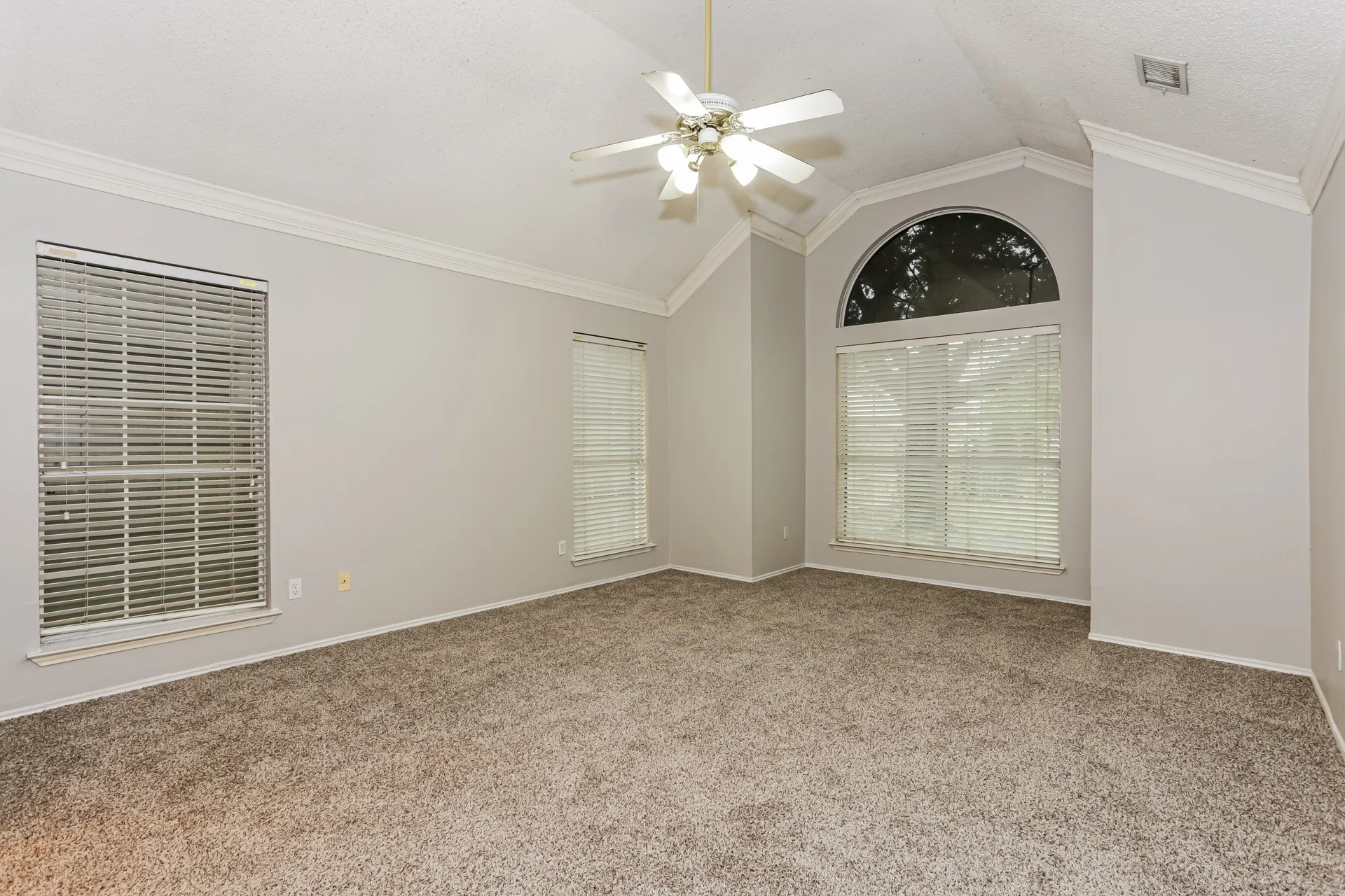 Single Family Residence For Rent in Dallas County , 2329 Bent Brook Drive, Mesquite, Texas 75181, 5 Bedroom, 3 Bathroom, 2 Garage spaces, 3,094 Sqft, built in 1992, mls#21287318, Real Estate Agent in Mesquite, Homes For Rent in Dallas county, Homes For Rent in Mesquite, Realtor in Mesquite Texas, Real Estate Brokerage Independent Realty Texas, Luminita Cordes Realtor