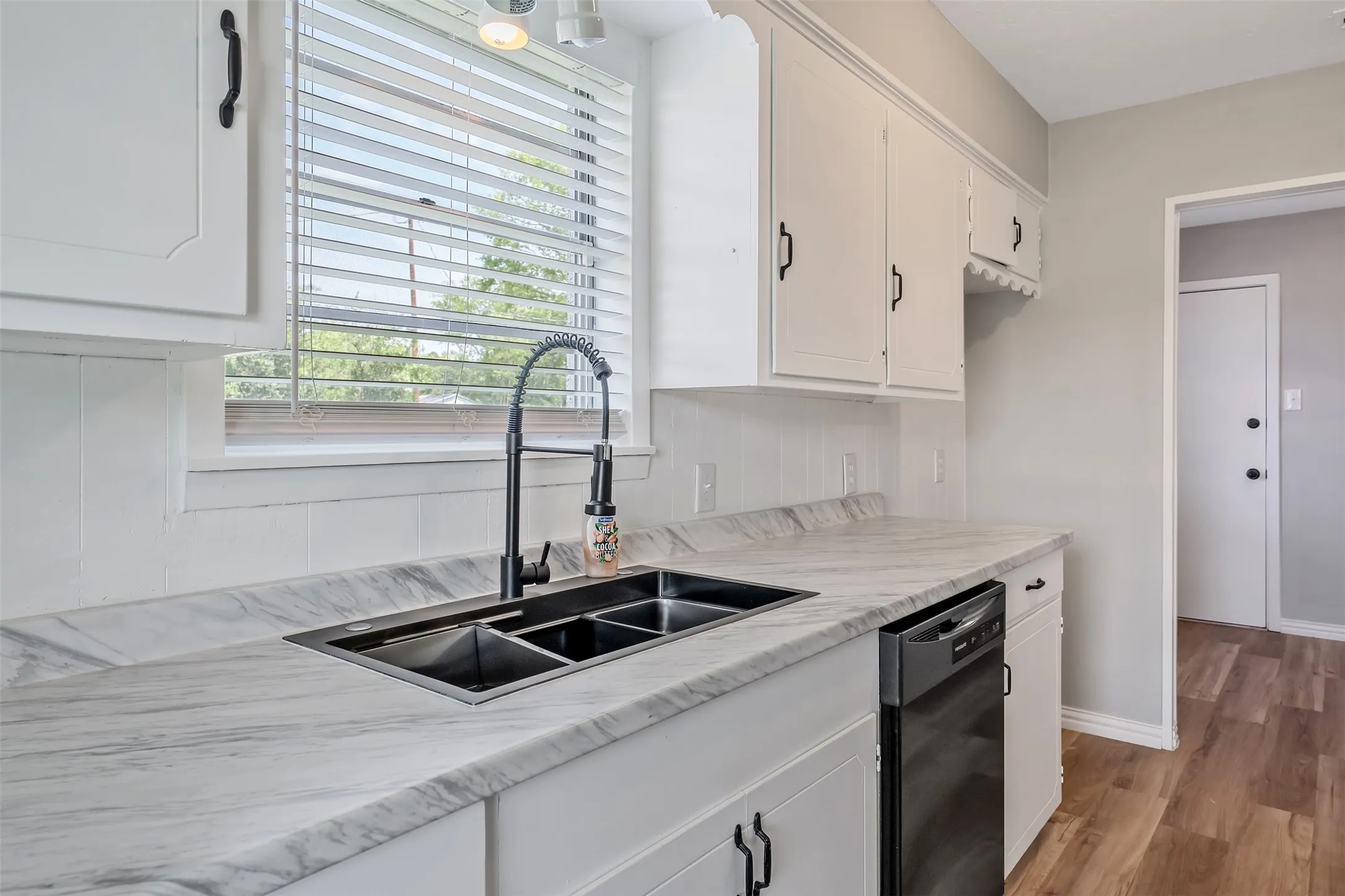 Single Family Residence For Sale in Wood County , 3015 E US Highway 80, Mineola, Texas 75773, 3 Bedroom, 2 Bathroom, 2 Garage spaces, 1,476 Sqft, built in 1970, mls#21287321, Real Estate Agent in Mineola, Homes For Sale in Wood county, Homes For Sale in Mineola, Realtor in Mineola Texas, Real Estate Brokerage Independent Realty Texas, Luminita Cordes Realtor
