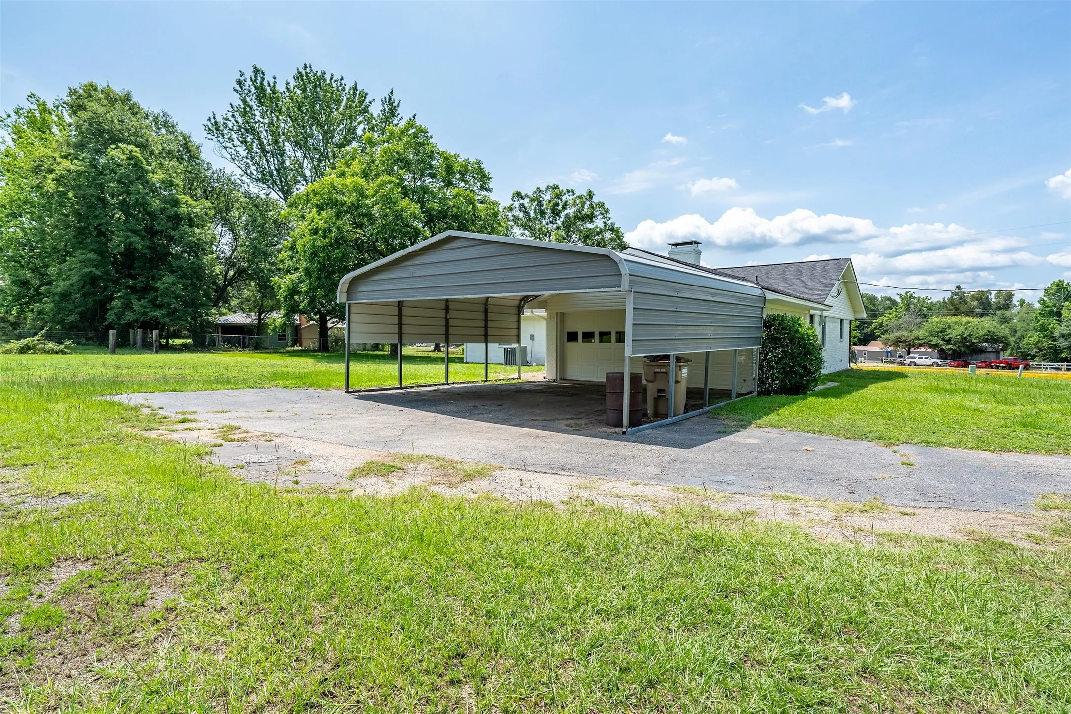 Single Family Residence For Sale in Wood County , 3015 E US Highway 80, Mineola, Texas 75773, 3 Bedroom, 2 Bathroom, 2 Garage spaces, 1,476 Sqft, built in 1970, mls#21287321, Real Estate Agent in Mineola, Homes For Sale in Wood county, Homes For Sale in Mineola, Realtor in Mineola Texas, Real Estate Brokerage Independent Realty Texas, Luminita Cordes Realtor
