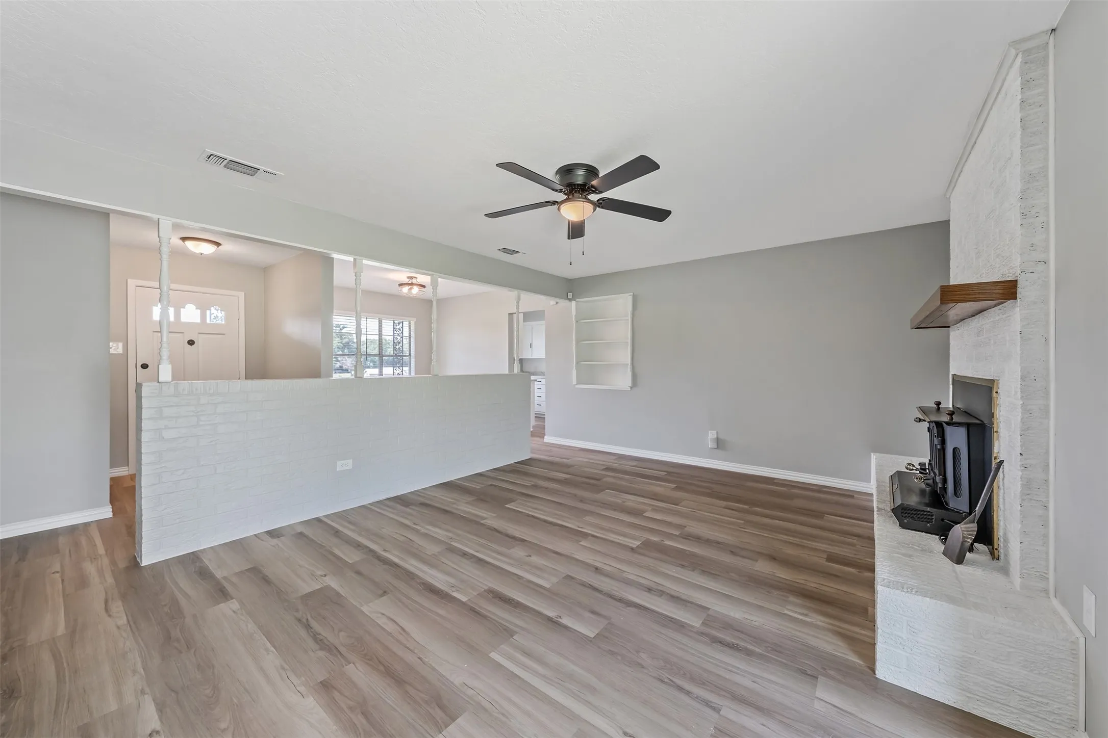 Single Family Residence For Sale in Wood County , 3015 E US Highway 80, Mineola, Texas 75773, 3 Bedroom, 2 Bathroom, 2 Garage spaces, 1,476 Sqft, built in 1970, mls#21287321, Real Estate Agent in Mineola, Homes For Sale in Wood county, Homes For Sale in Mineola, Realtor in Mineola Texas, Real Estate Brokerage Independent Realty Texas, Luminita Cordes Realtor