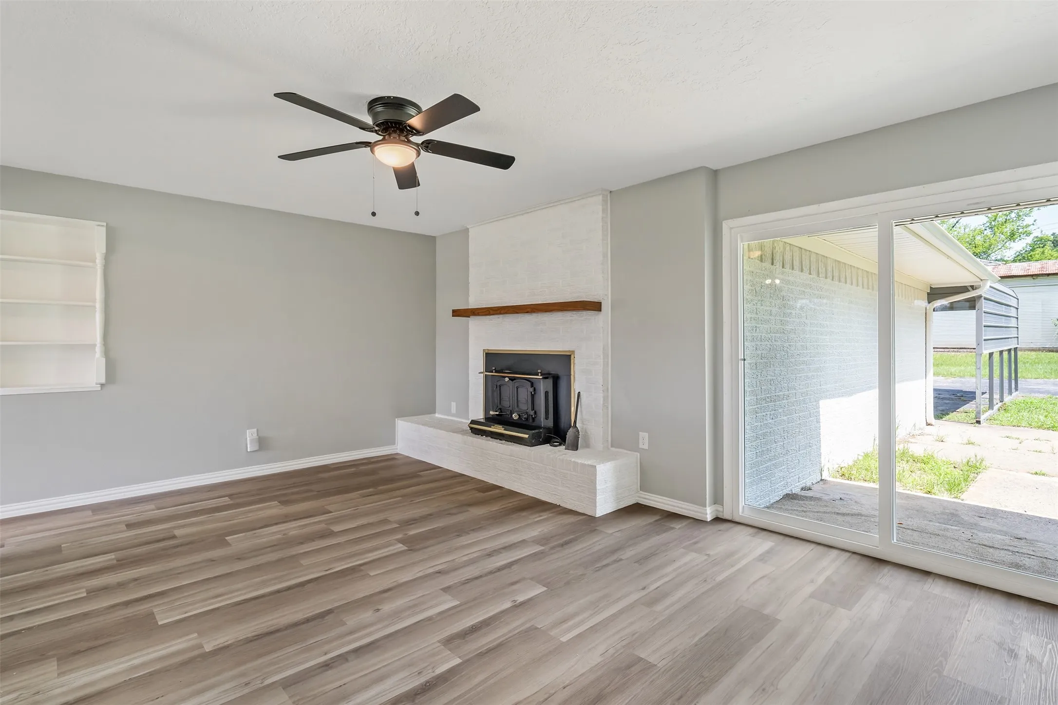 Single Family Residence For Sale in Wood County , 3015 E US Highway 80, Mineola, Texas 75773, 3 Bedroom, 2 Bathroom, 2 Garage spaces, 1,476 Sqft, built in 1970, mls#21287321, Real Estate Agent in Mineola, Homes For Sale in Wood county, Homes For Sale in Mineola, Realtor in Mineola Texas, Real Estate Brokerage Independent Realty Texas, Luminita Cordes Realtor